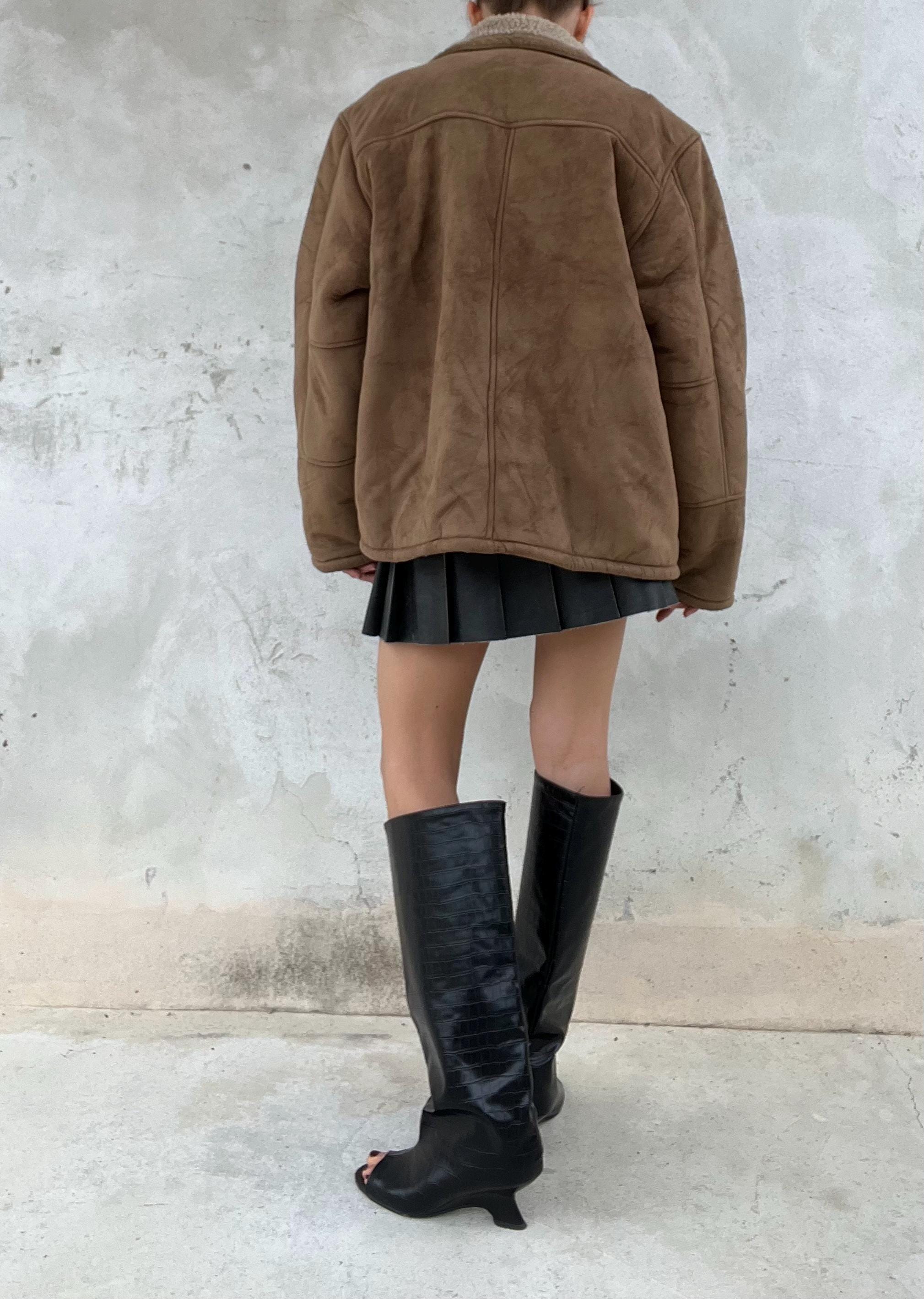 Shearling / Montone color marrone, zip frontale metallica e tasche arrotondate sul davanti