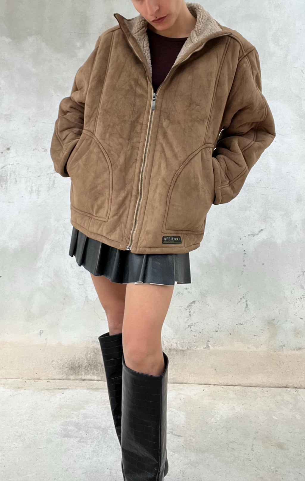 Shearling / Montone color marrone, zip frontale metallica e tasche arrotondate sul davanti