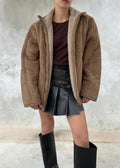 Shearling / Montone color marrone, zip frontale metallica e tasche arrotondate sul davanti