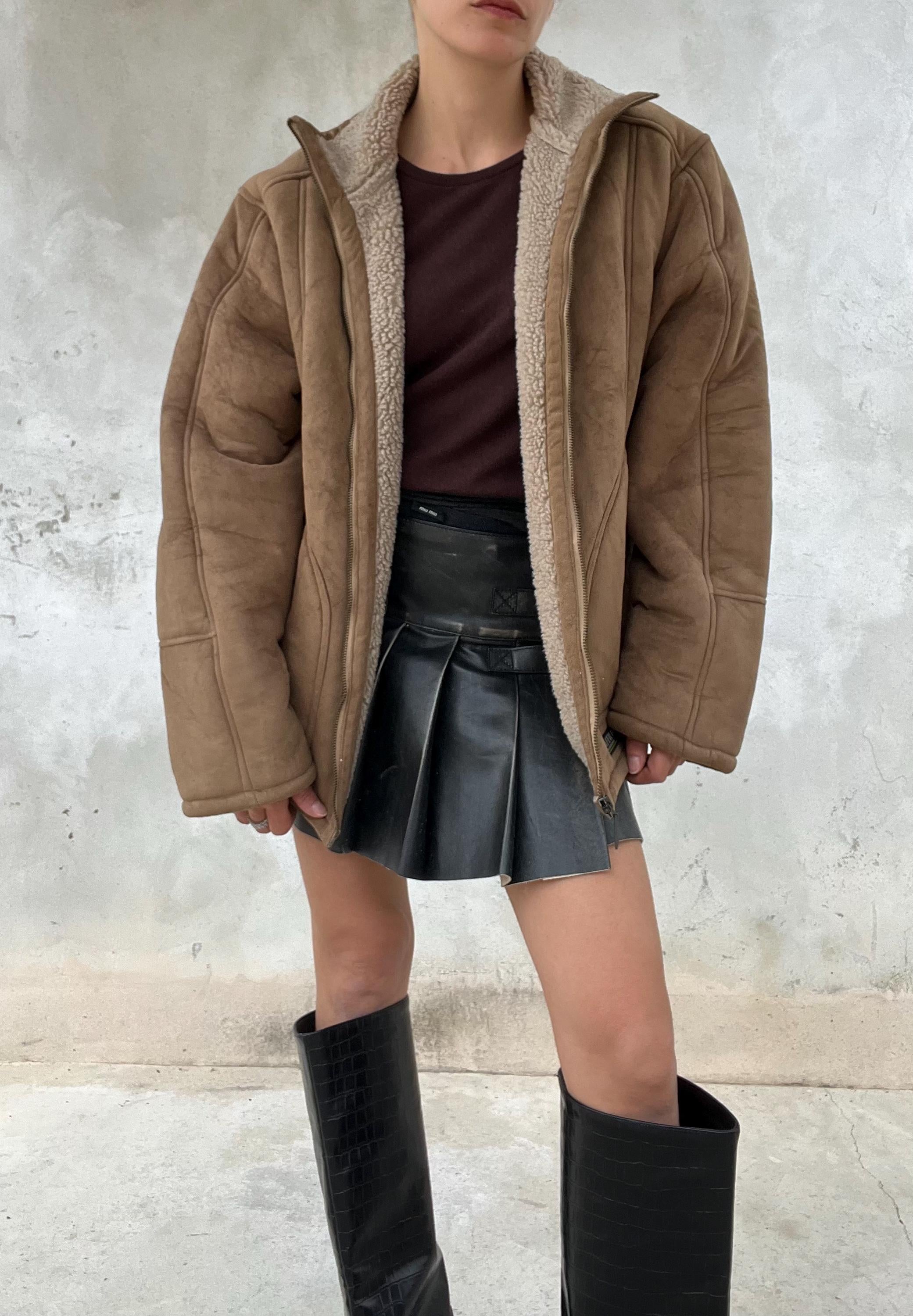 Shearling / Montone color marrone, zip frontale metallica e tasche arrotondate sul davanti