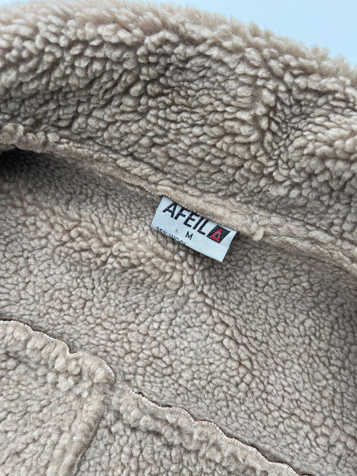 Shearling / Montone color marrone, zip frontale metallica e tasche arrotondate sul davanti