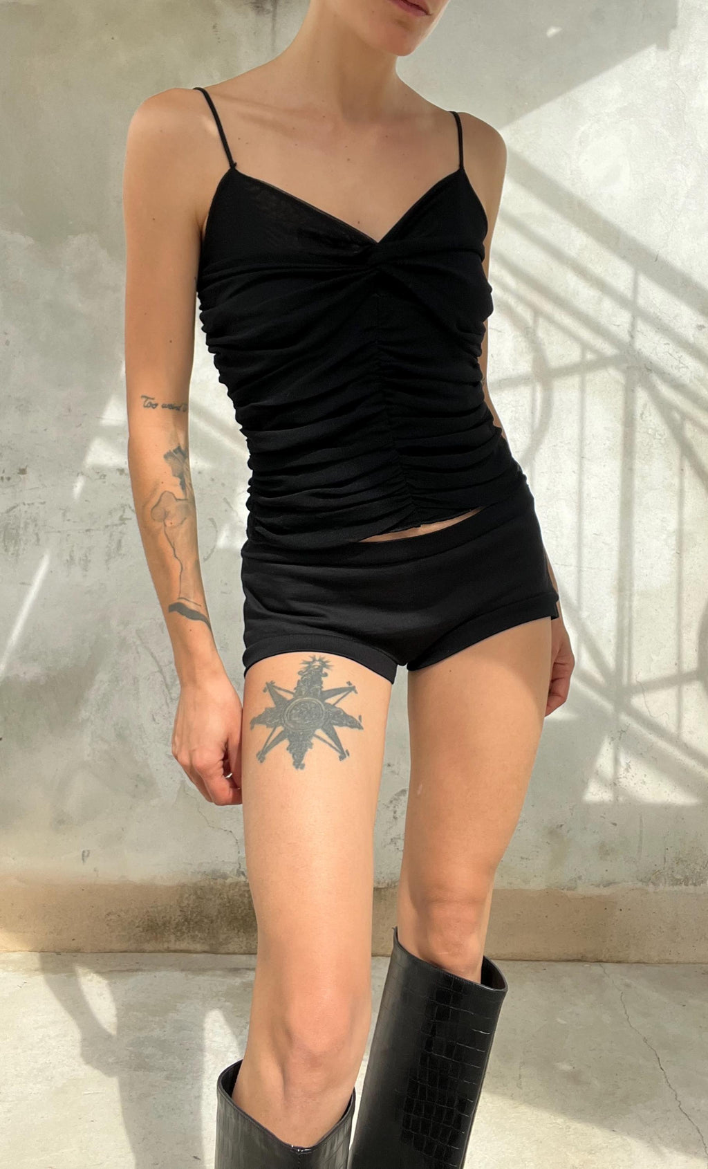 Top vintage nero drappeggiato con incrocio