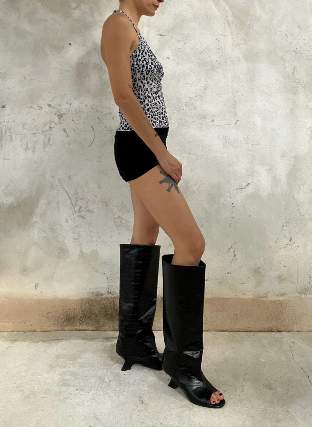 Top leggero di viscosa stampato fantasia leopardata Y2K style con scollo drappeggiato e chiusura con