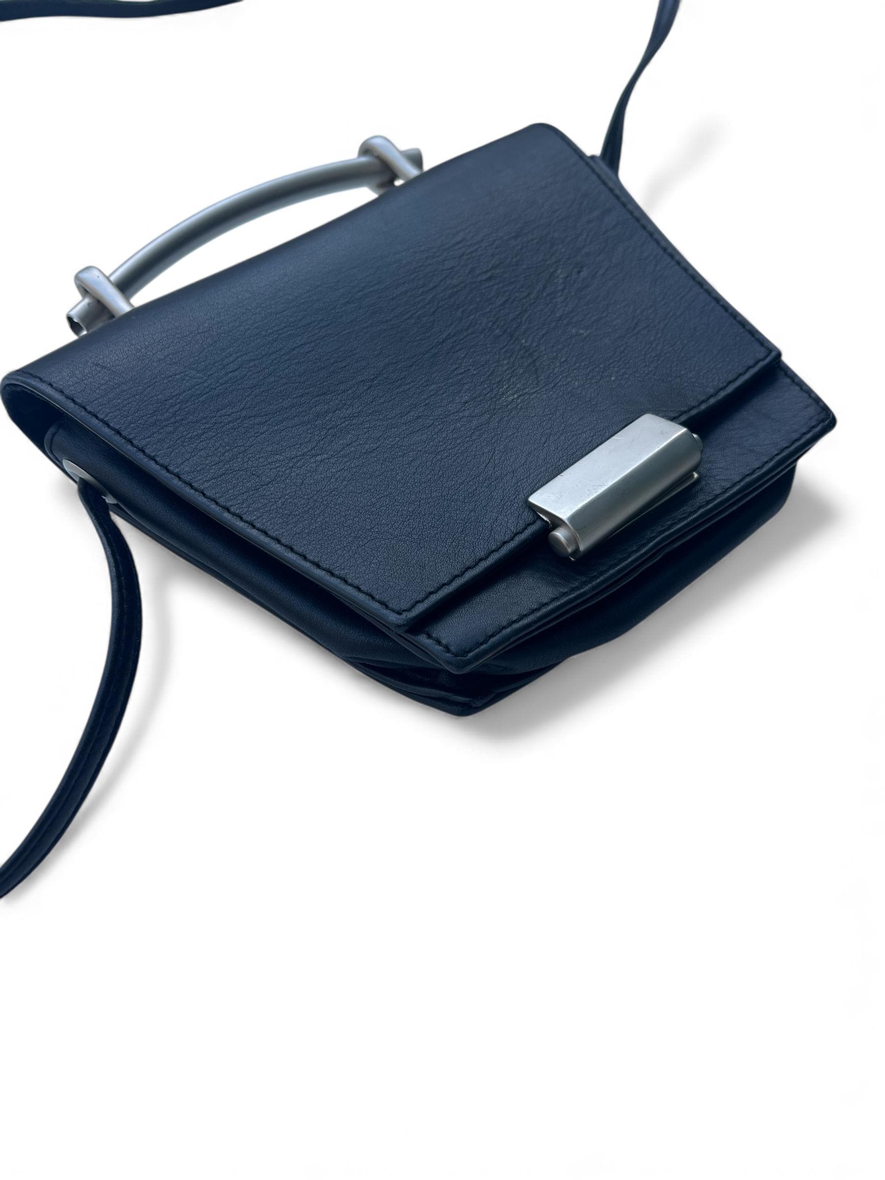 Borsa vintage in pelle nera con tracolla e manico particolare in metallo e chiusura metallica