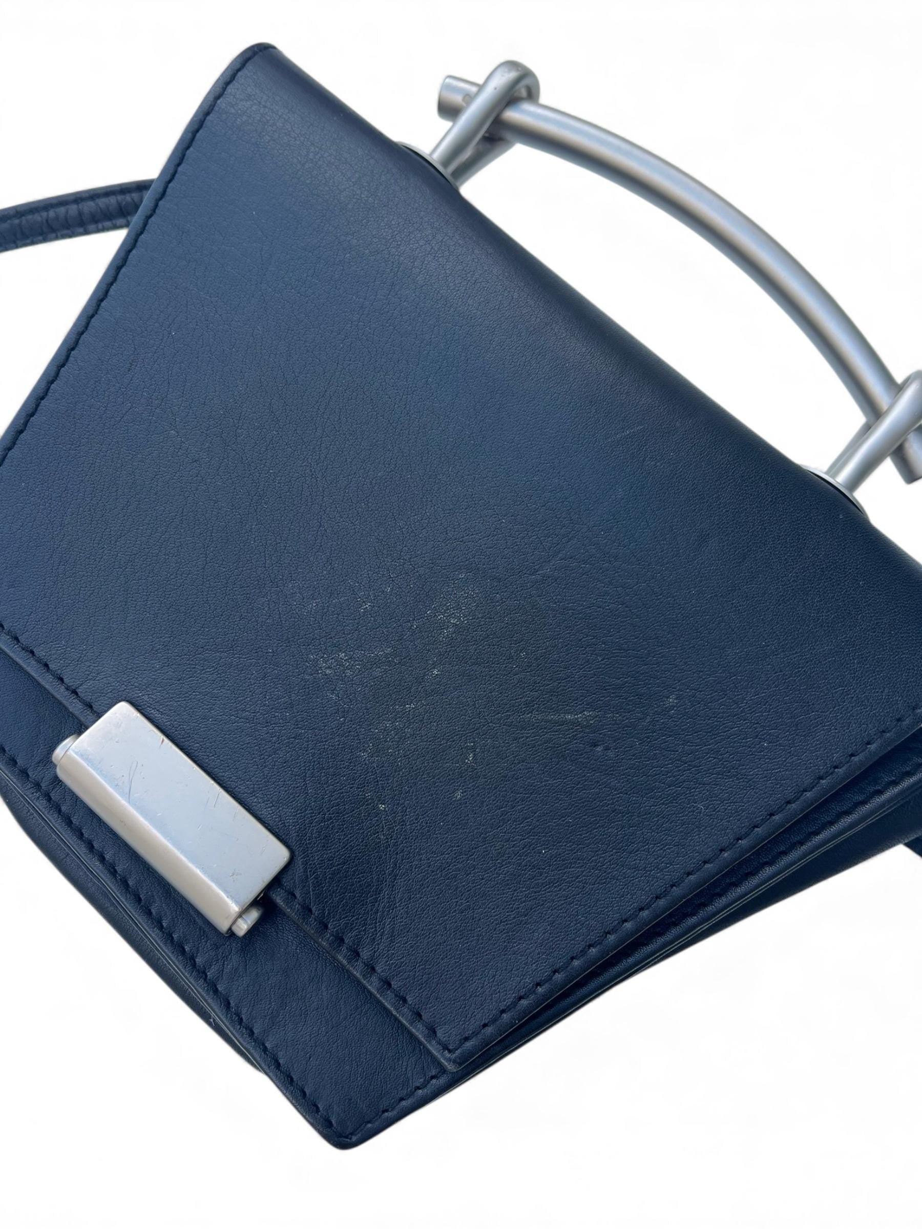 Borsa vintage in pelle nera con tracolla e manico particolare in metallo e chiusura metallica