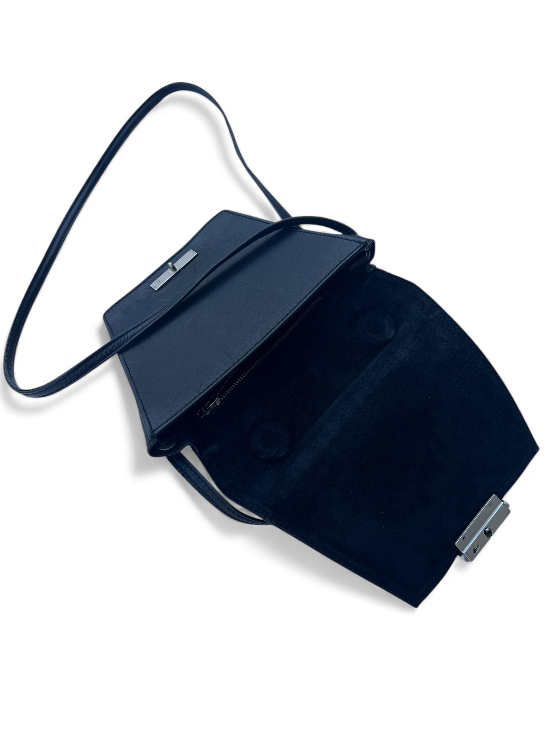 Borsa vintage in pelle nera con tracolla e manico particolare in metallo e chiusura metallica