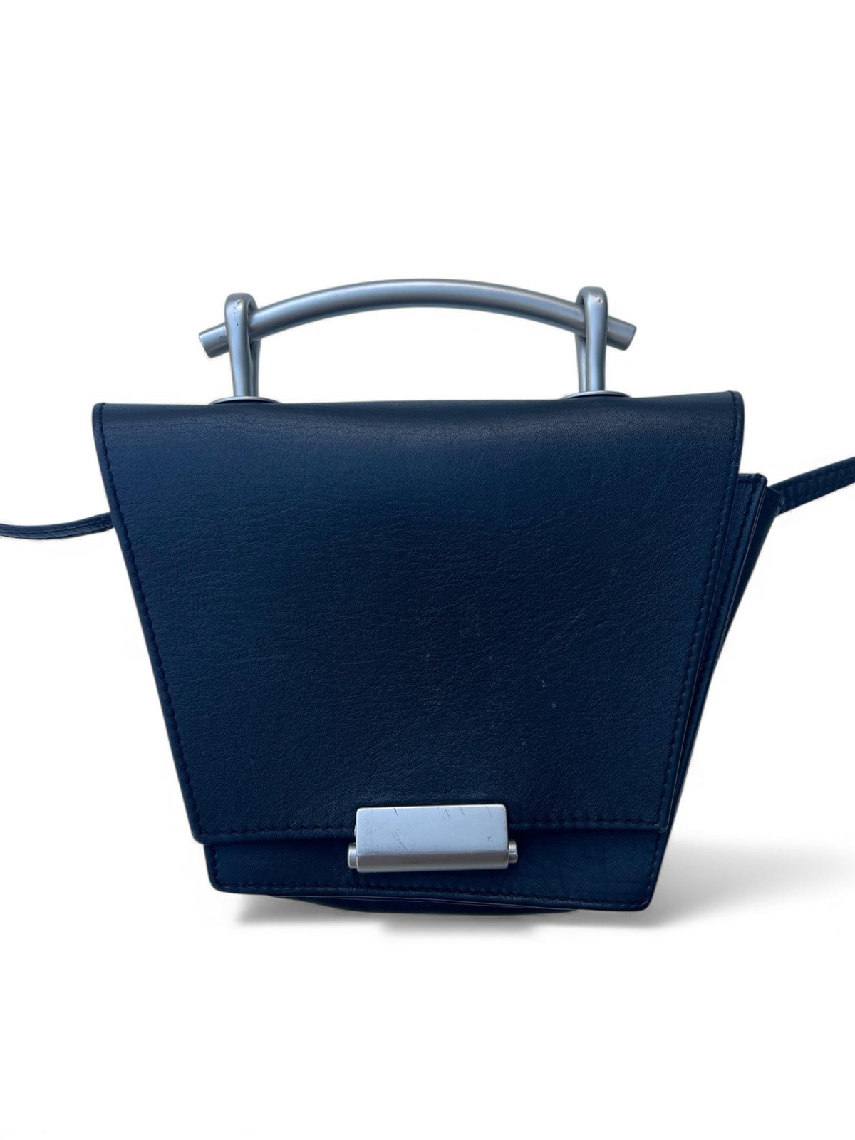Borsa vintage in pelle nera con tracolla e manico particolare in metallo e chiusura metallica