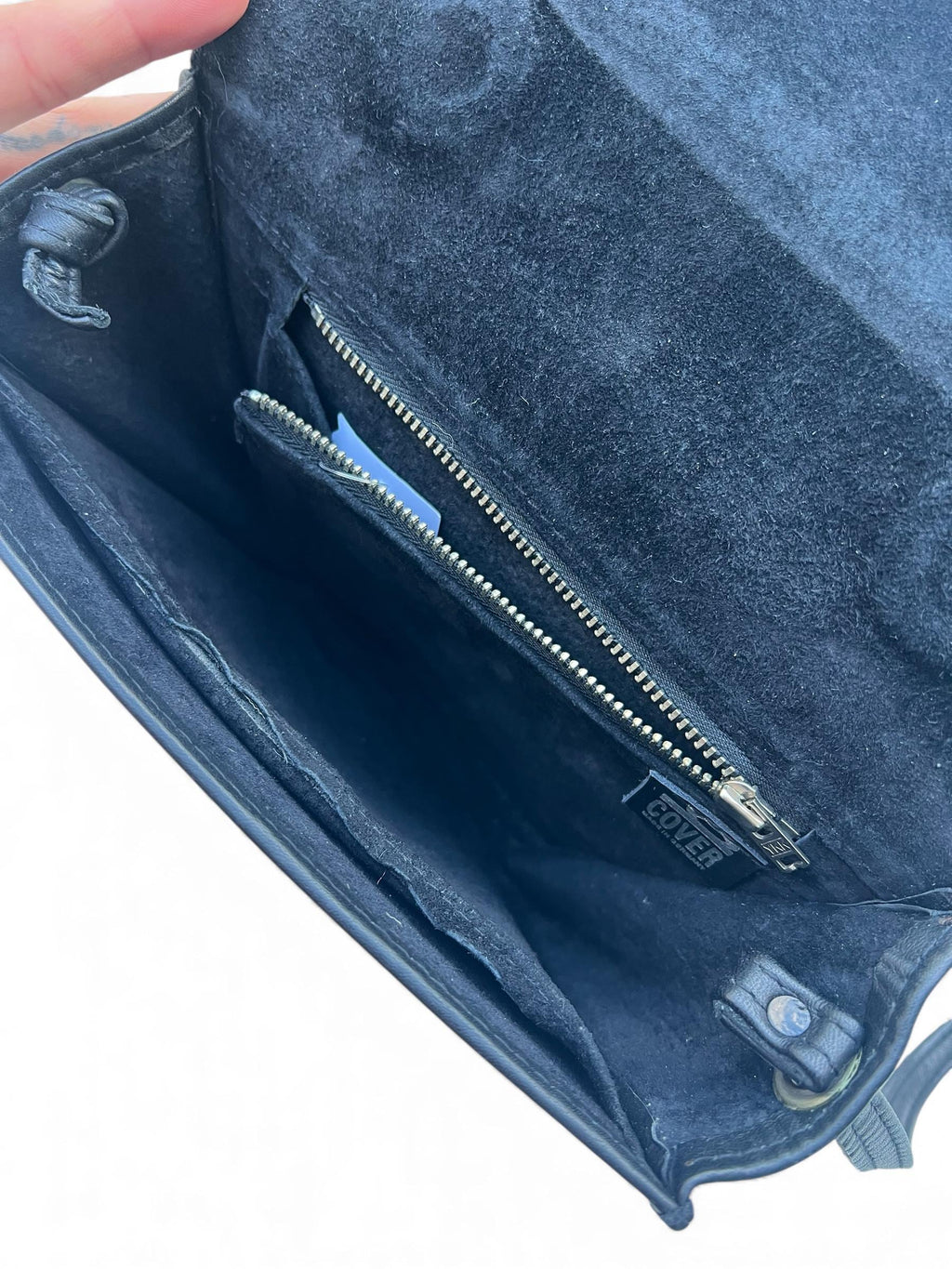 Borsa vintage in pelle nera con tracolla e manico particolare in metallo e chiusura metallica