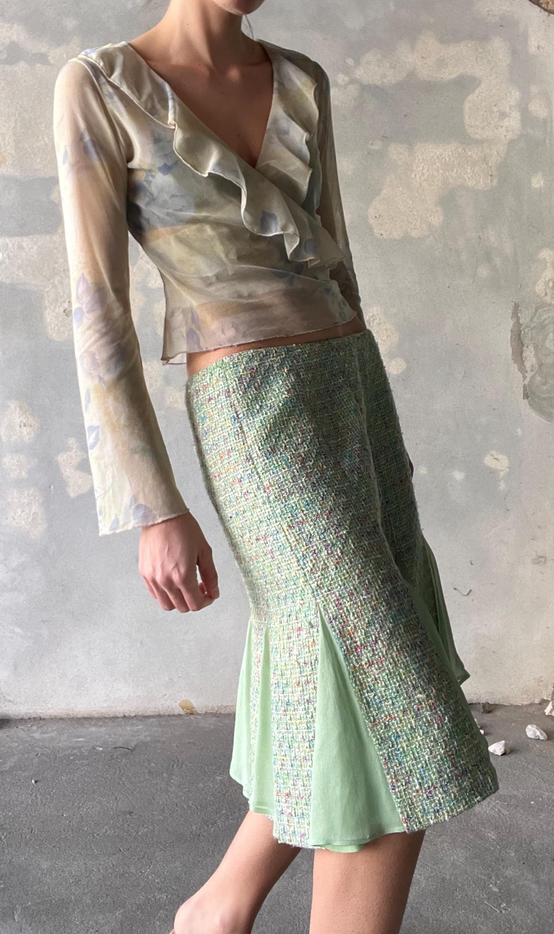 Top vintage anni 2000 in tulle stampato fantasia fiori azzurro polvere su base verde chiaro