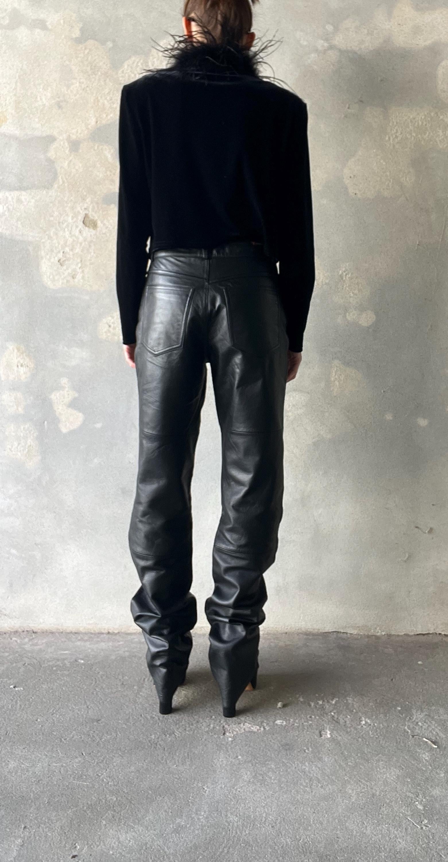 Top in velluto con collo piume