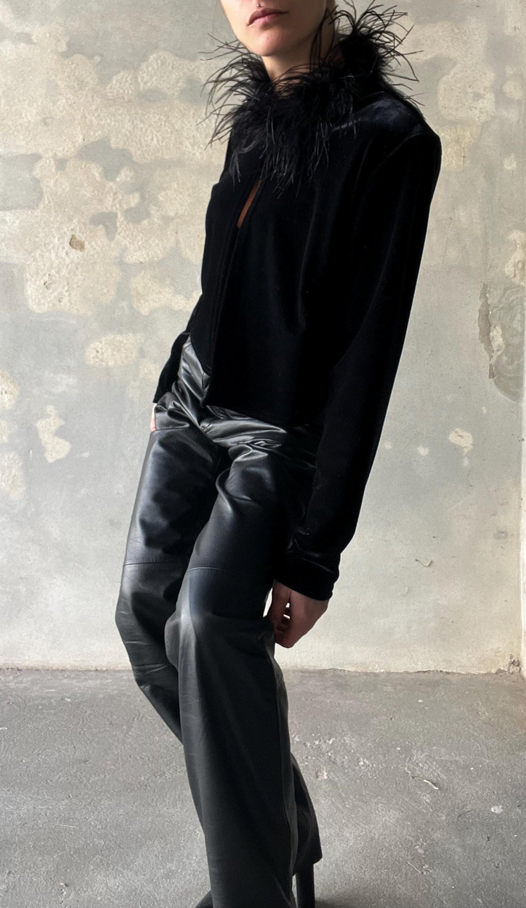 Top in velluto con collo piume