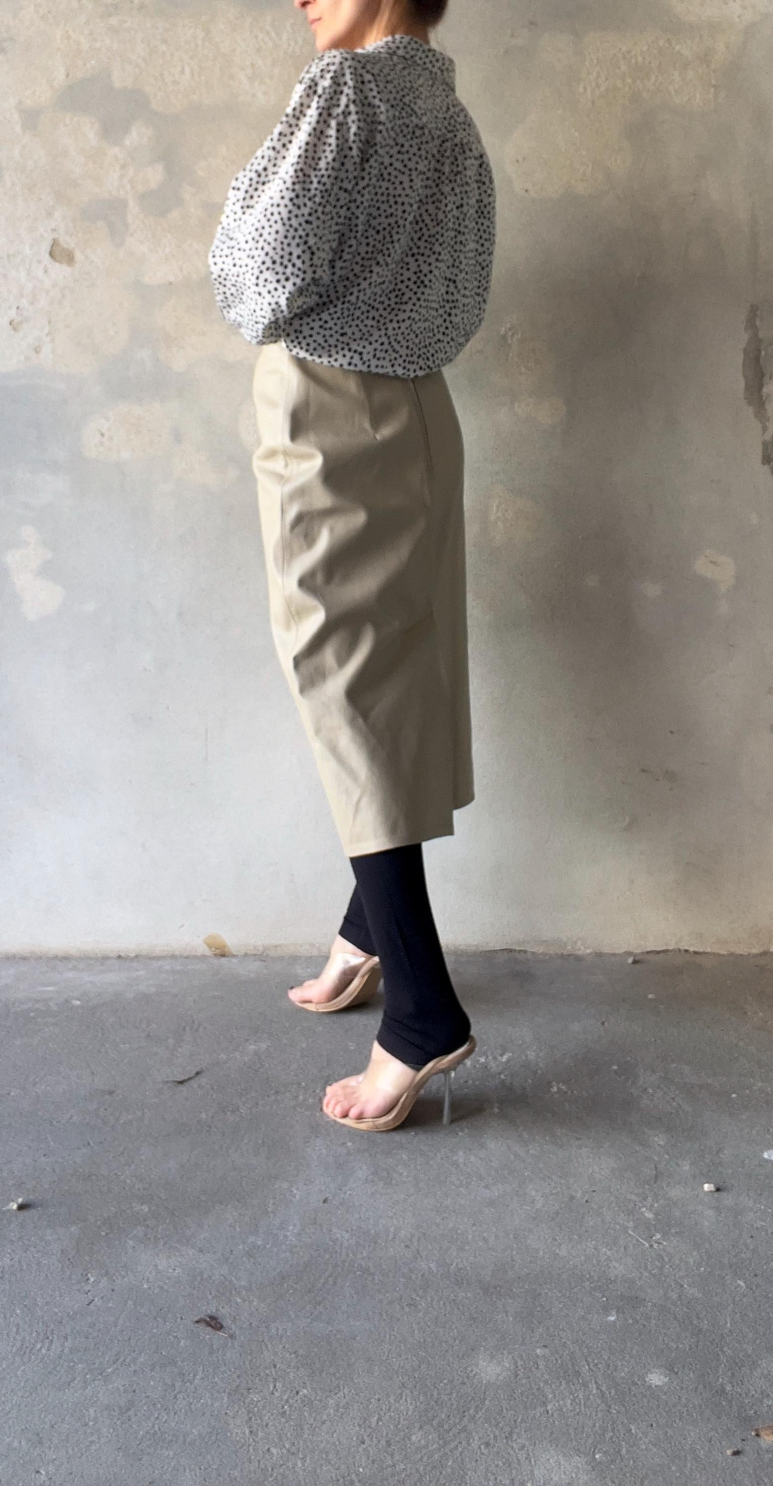 Gonna pelle dritta, lunghezza midi di vera pelle color beige