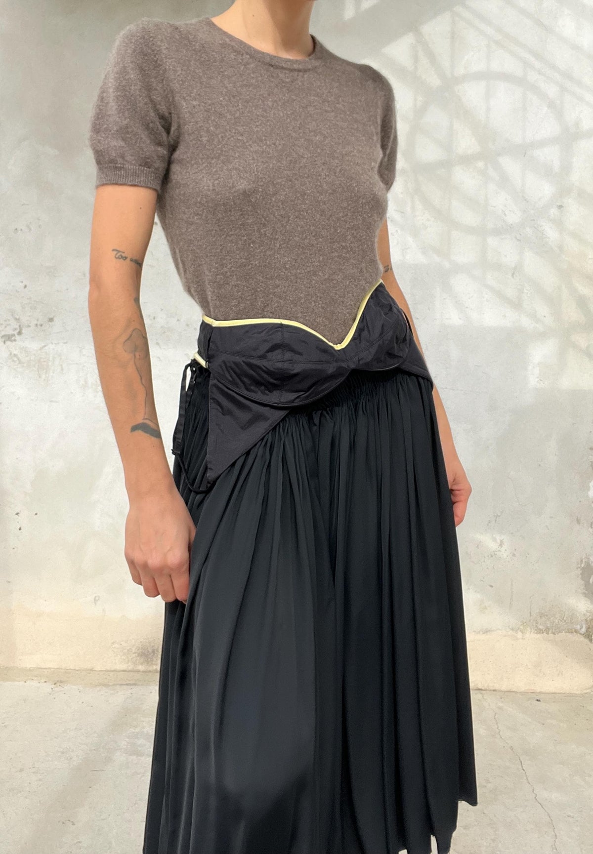 Top di cashmere color tortora
