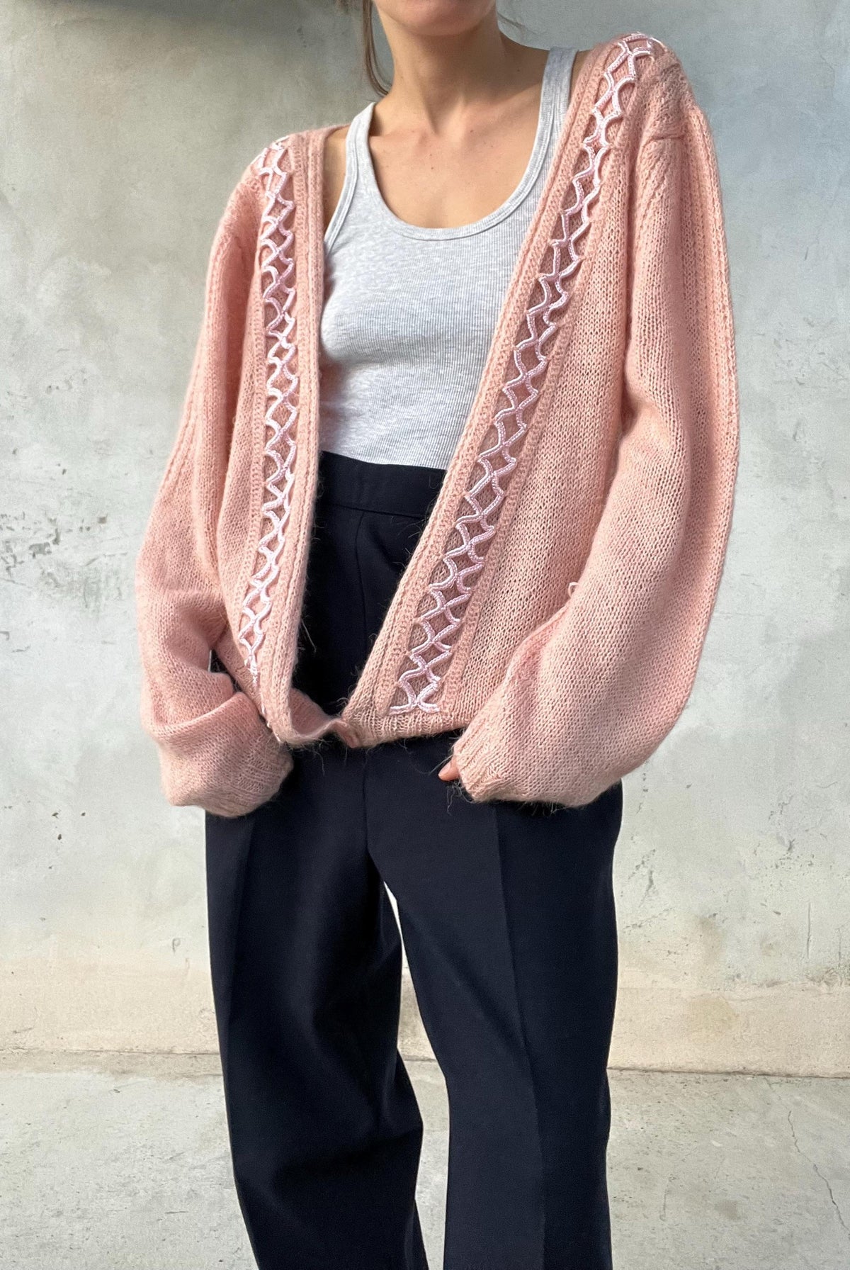 Cardigan vintage rosa con intreccio