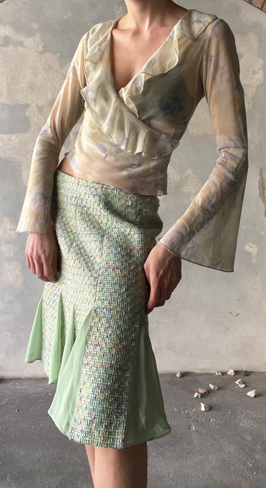 Top vintage anni 2000 in tulle stampato fantasia fiori azzurro polvere su base verde chiaro