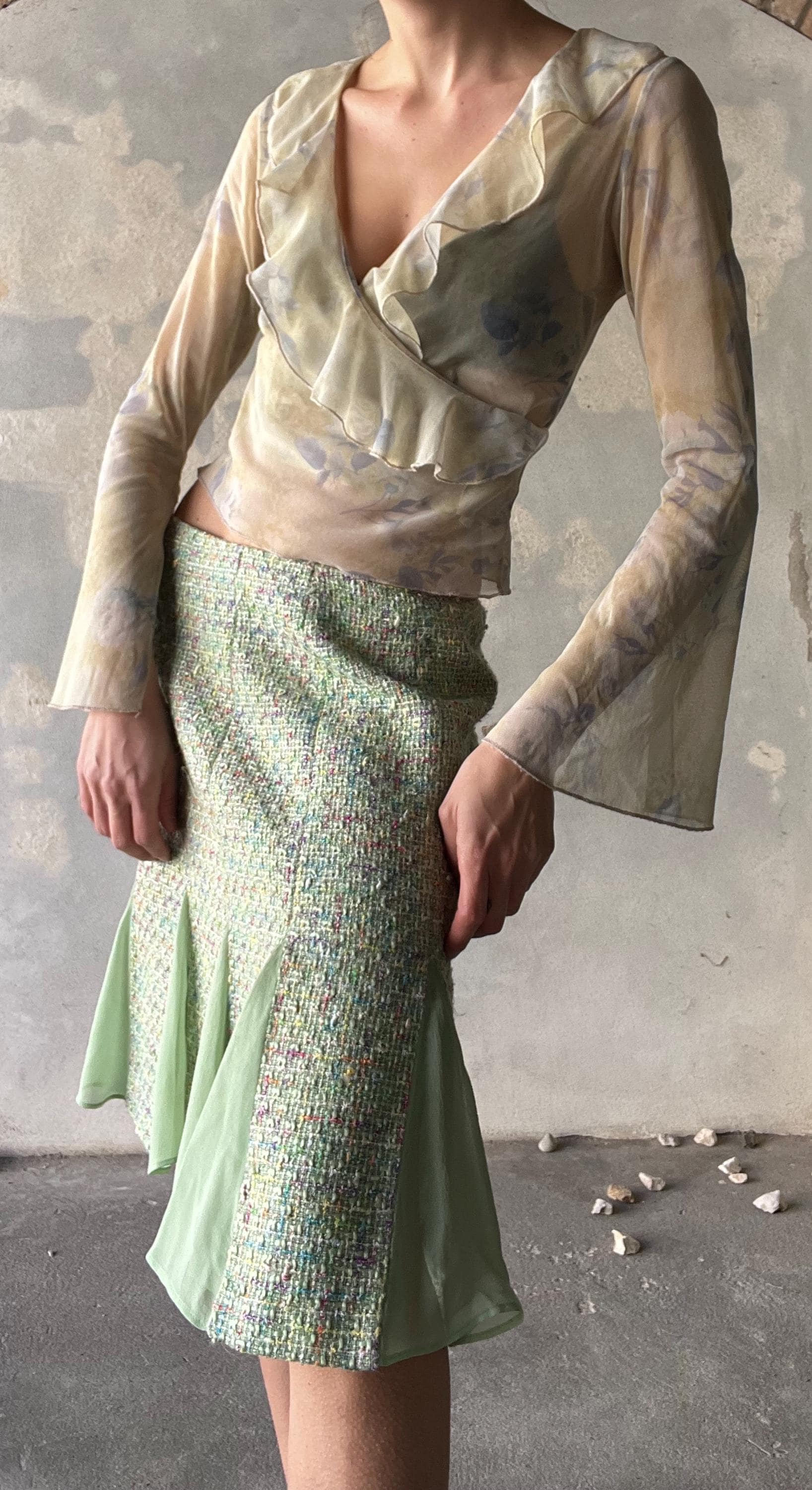 Top vintage anni 2000 in tulle stampato fantasia fiori azzurro polvere su base verde chiaro
