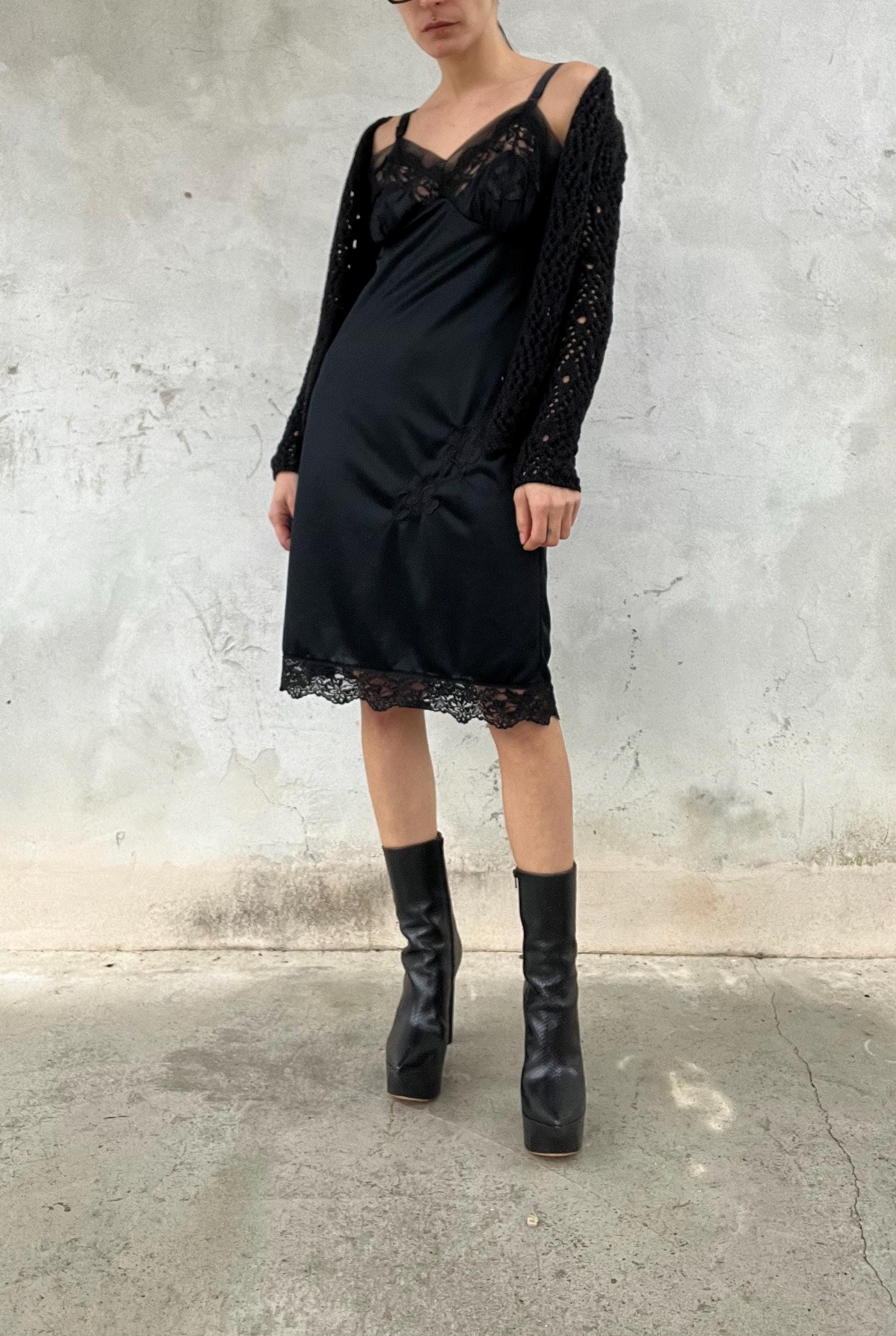 Slipdress nero con piccolo ricamo e coppe arricciate
