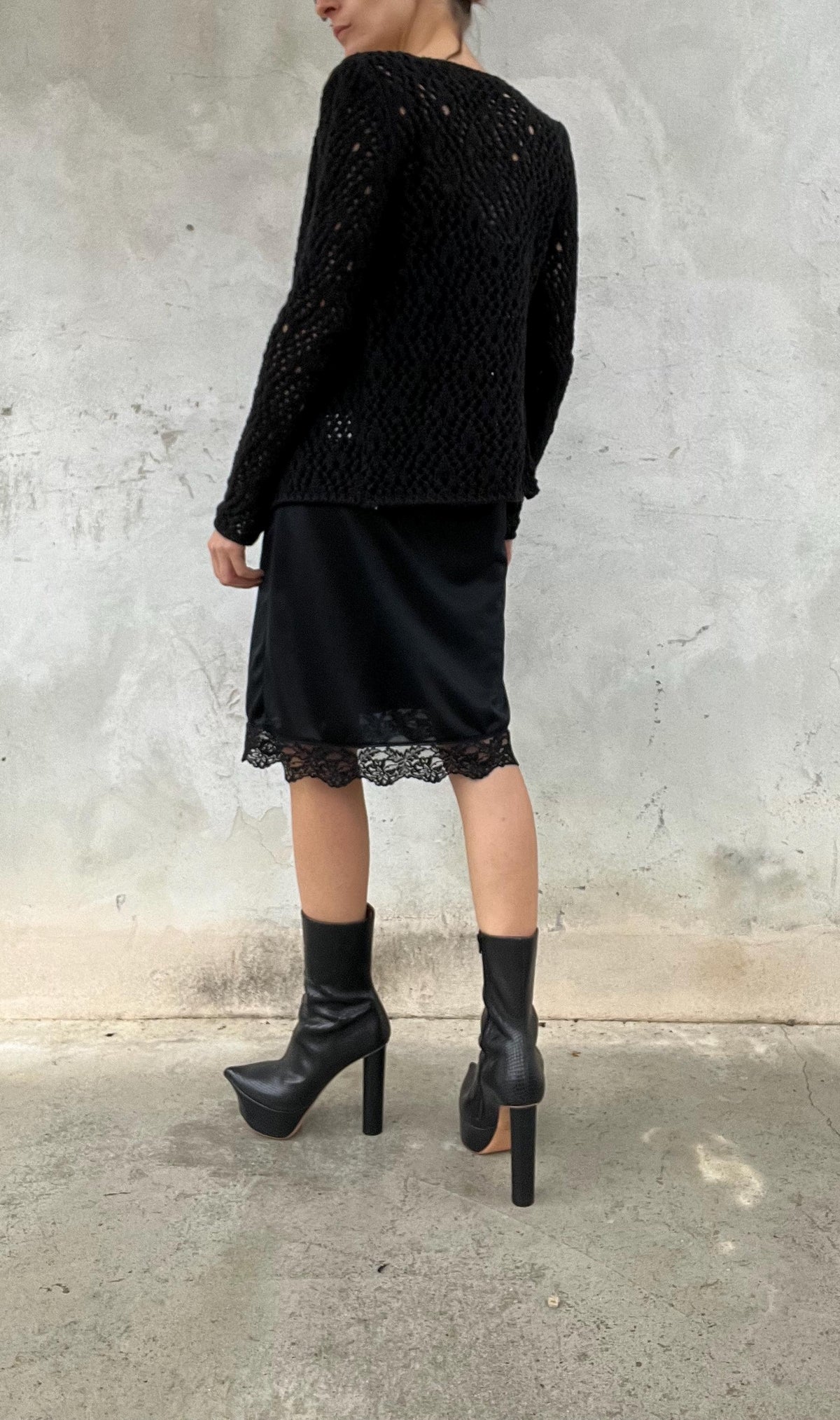Slipdress nero con piccolo ricamo e coppe arricciate