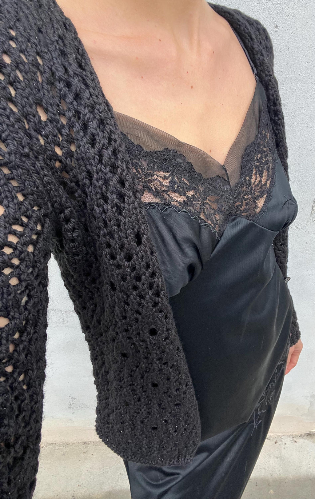 Slipdress nero con piccolo ricamo e coppe arricciate