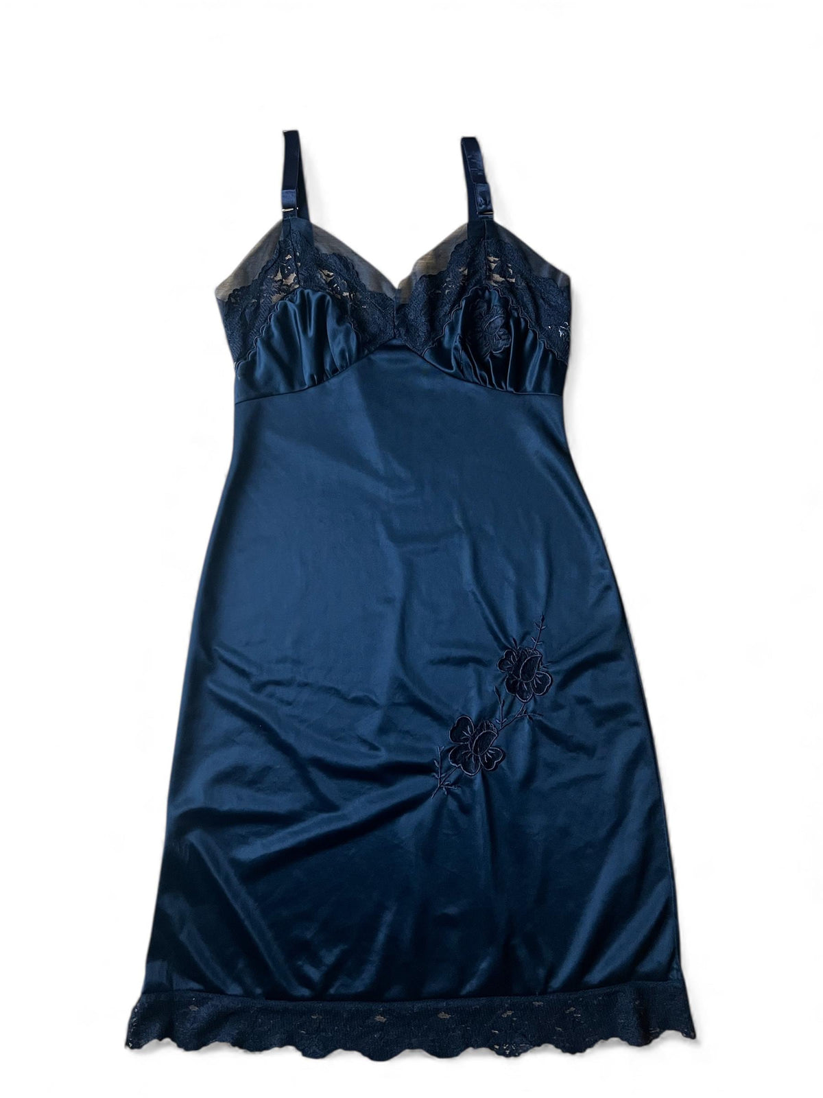 Slipdress nero con piccolo ricamo e coppe arricciate