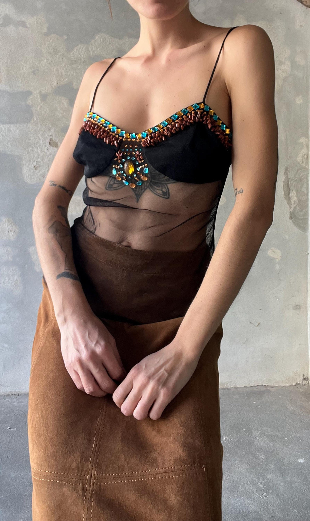 Tulle top nero ricamato con pietre e cristalli