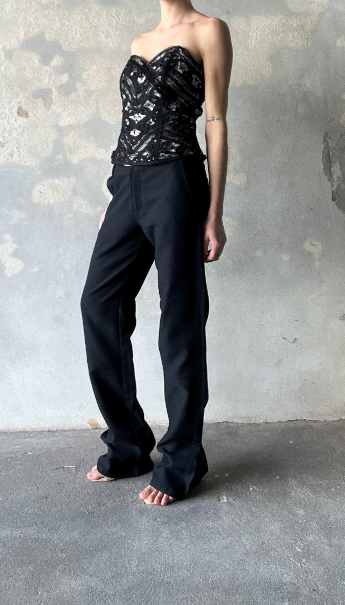 Pantaloni neri con gamba dritta e taglio sotto il ginocchio