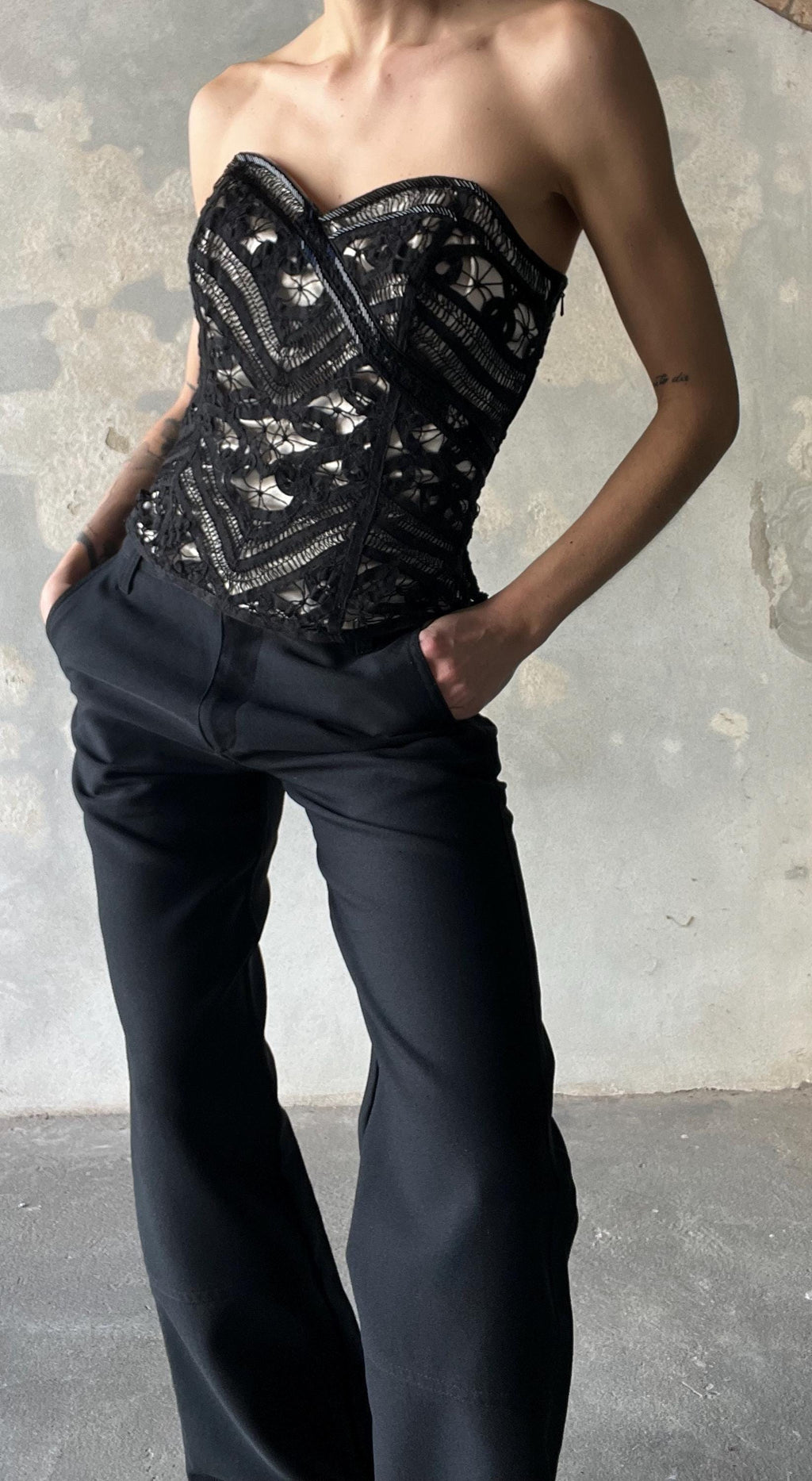 Corsetto di pizzo nero ricamato con canottiglie
