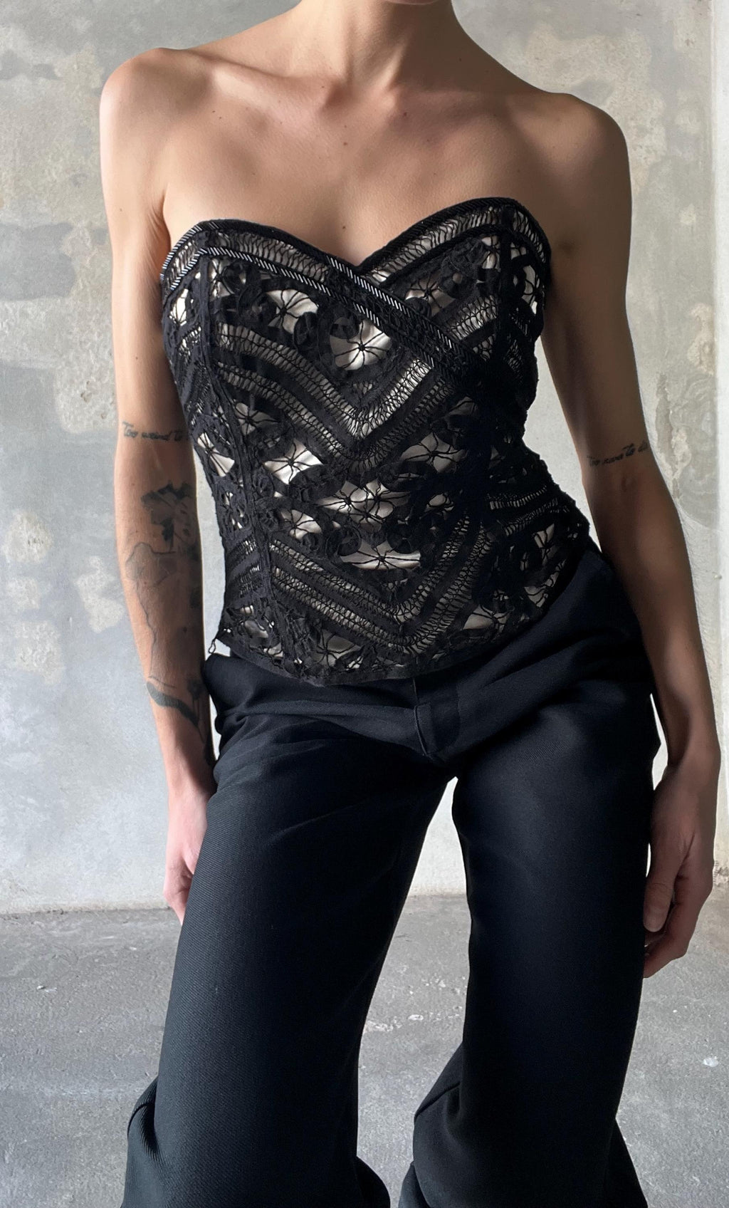 Corsetto di pizzo nero ricamato con canottiglie