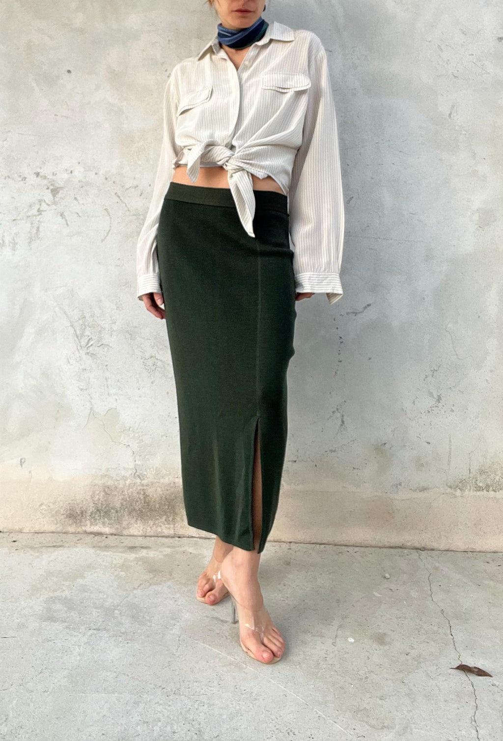 Gonna di misto lana verde scuro di maglia con spacchetto laterale