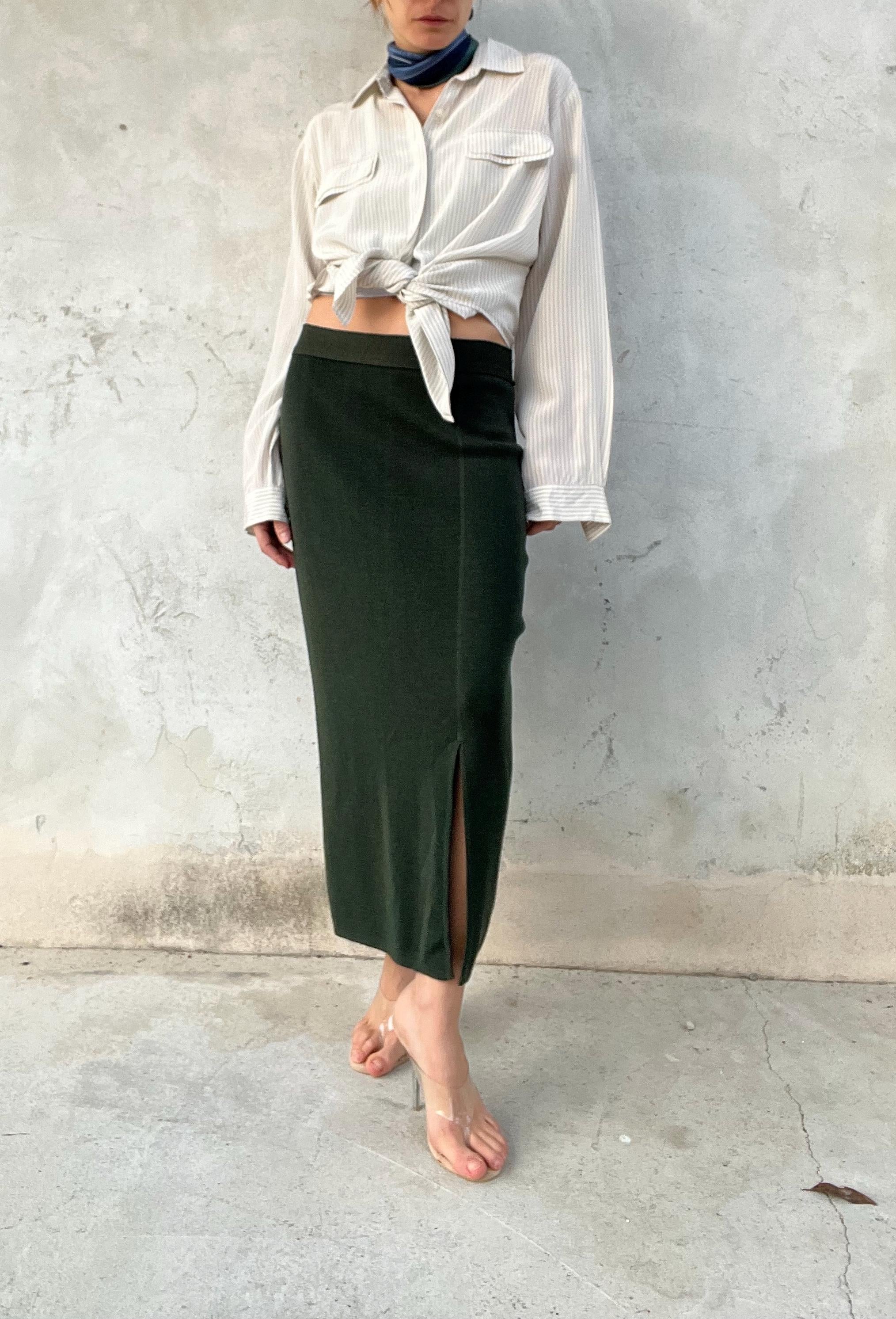 Gonna di misto lana verde scuro di maglia con spacchetto laterale