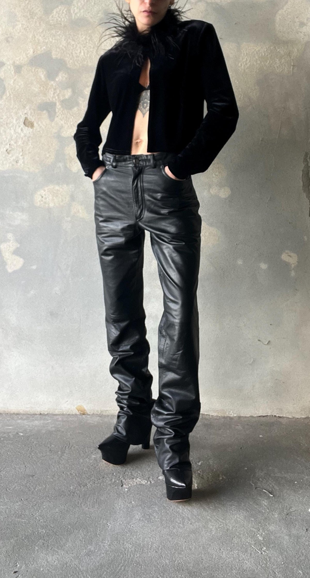 Top in velluto con collo piume