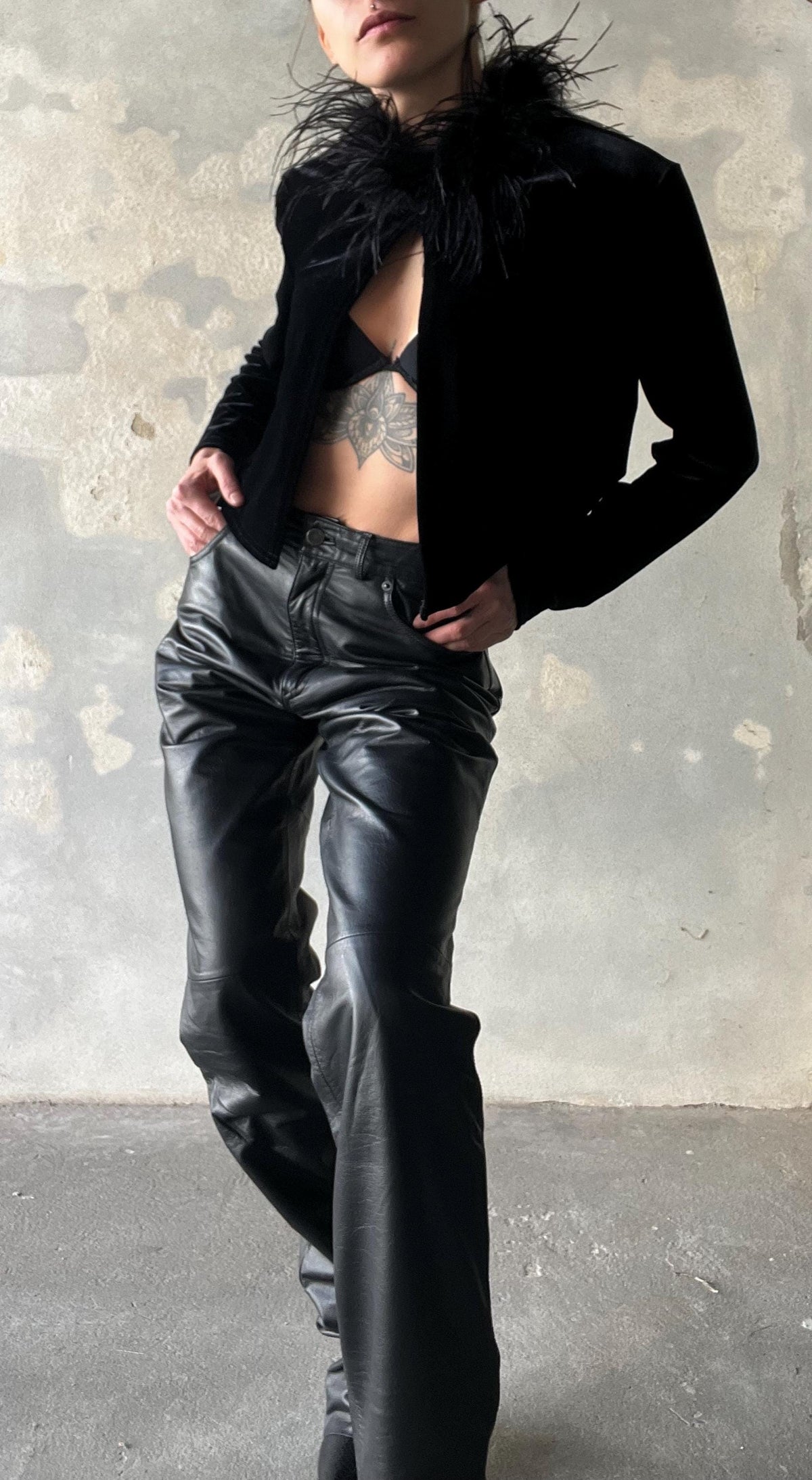 Top in velluto con collo piume