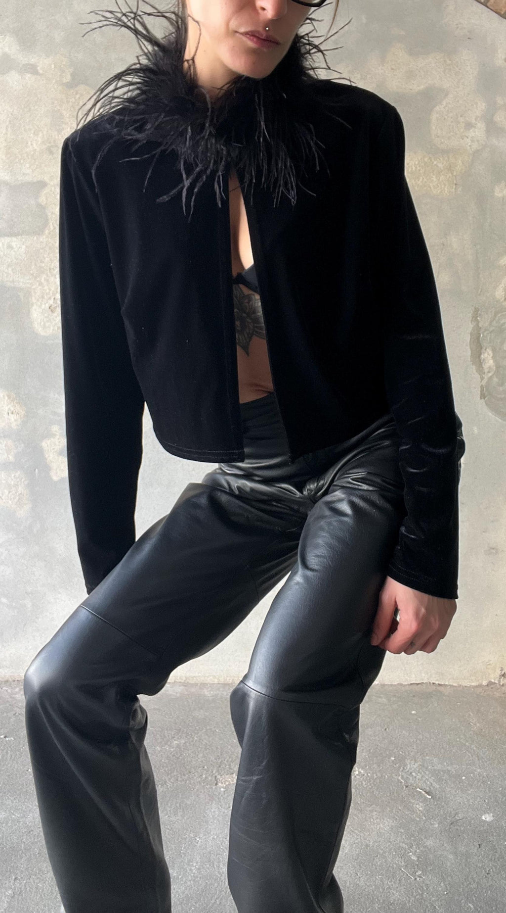 Top in velluto con collo piume