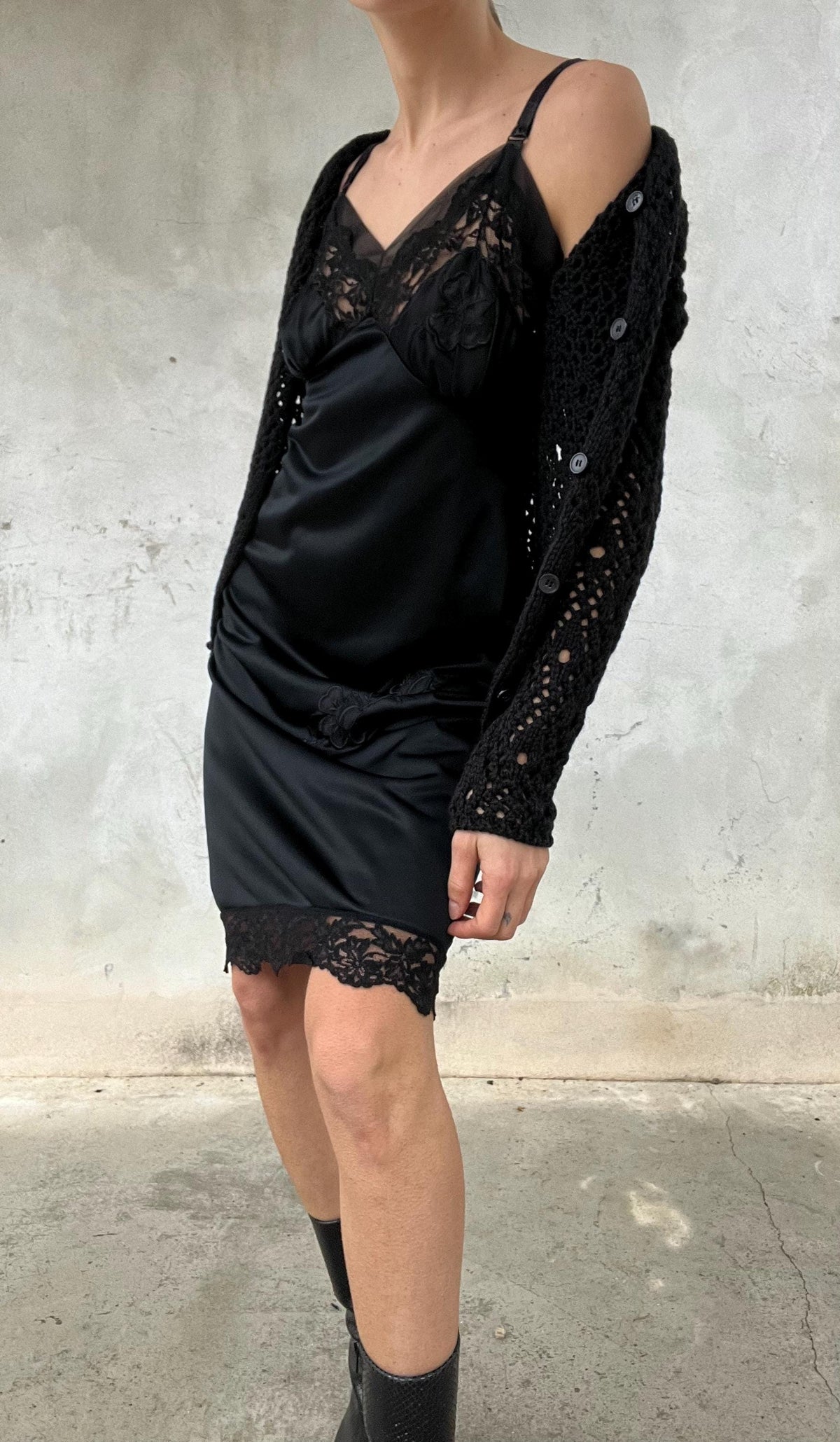 Slipdress nero con piccolo ricamo e coppe arricciate