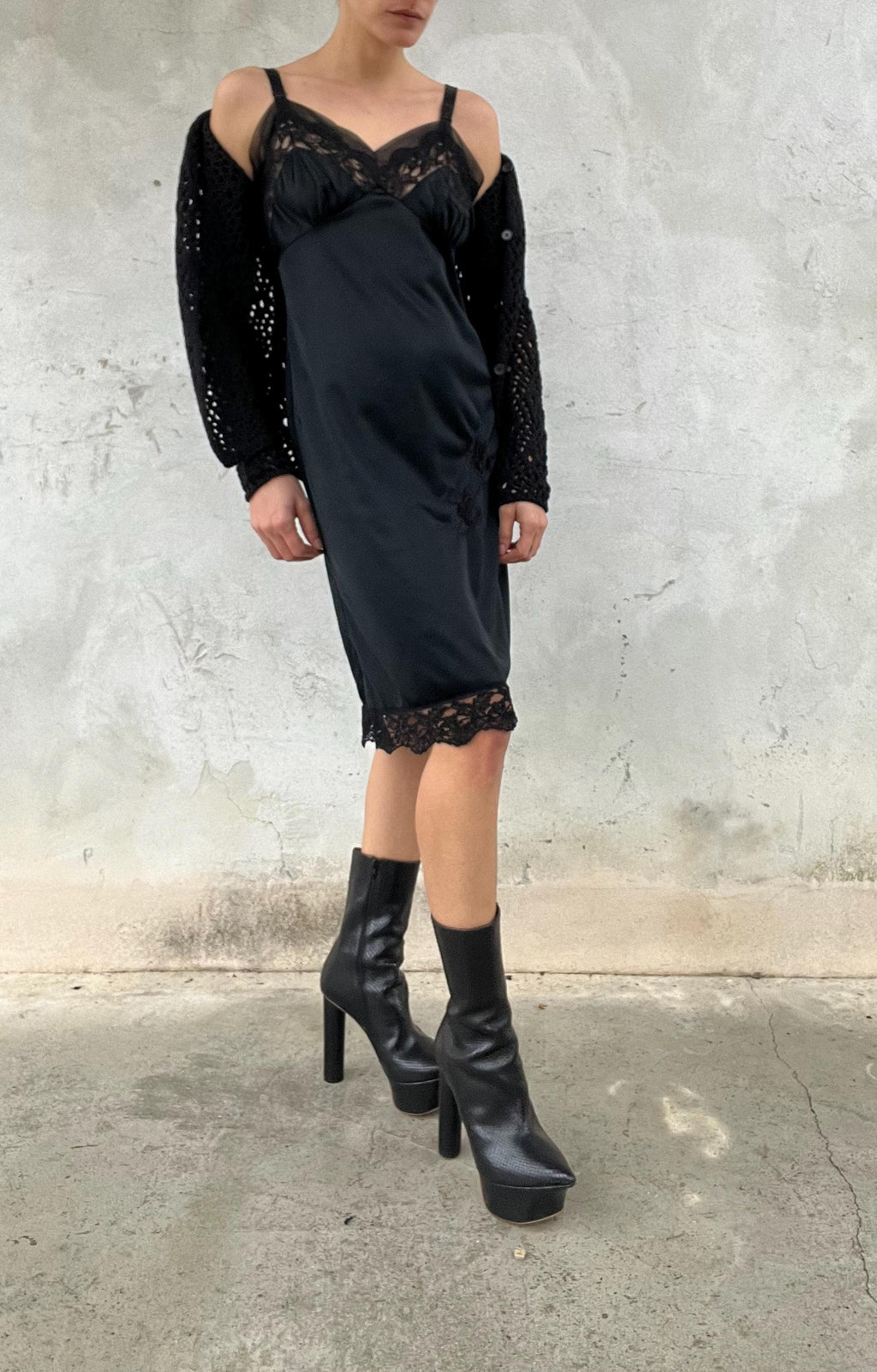 Slipdress nero con piccolo ricamo e coppe arricciate