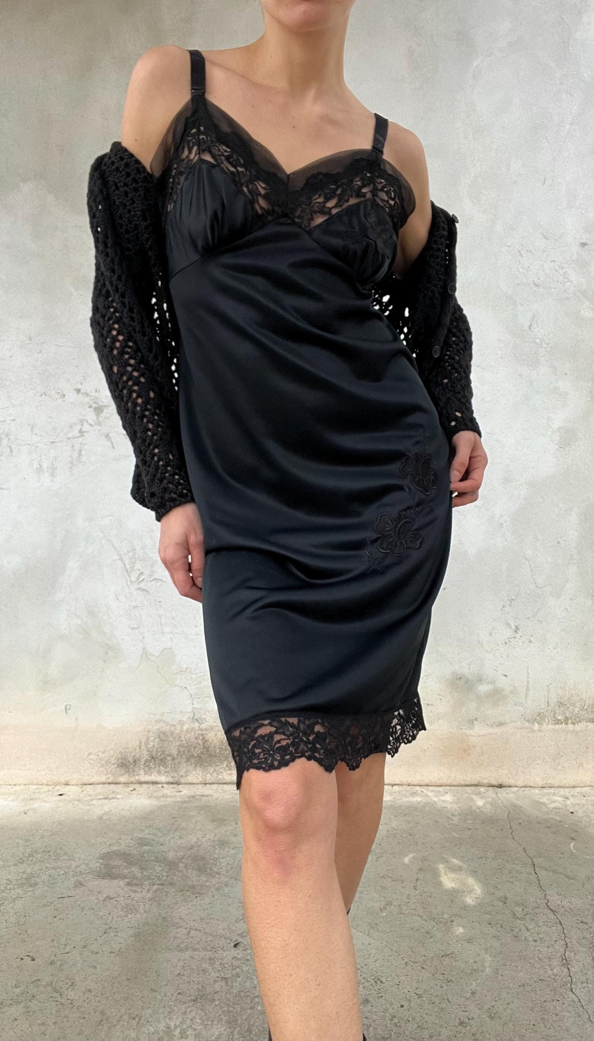 Slipdress nero con piccolo ricamo e coppe arricciate