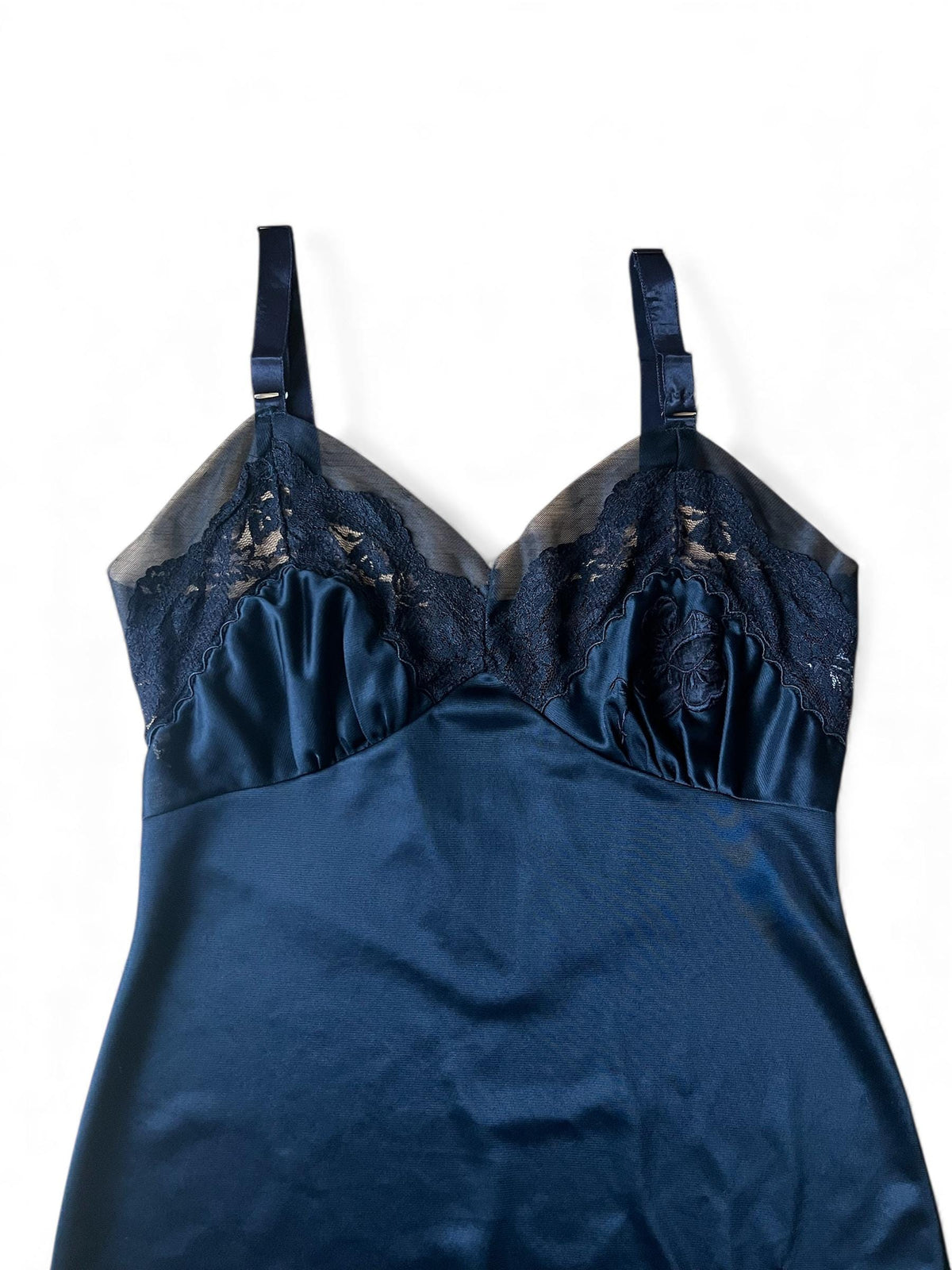 Slipdress nero con piccolo ricamo e coppe arricciate