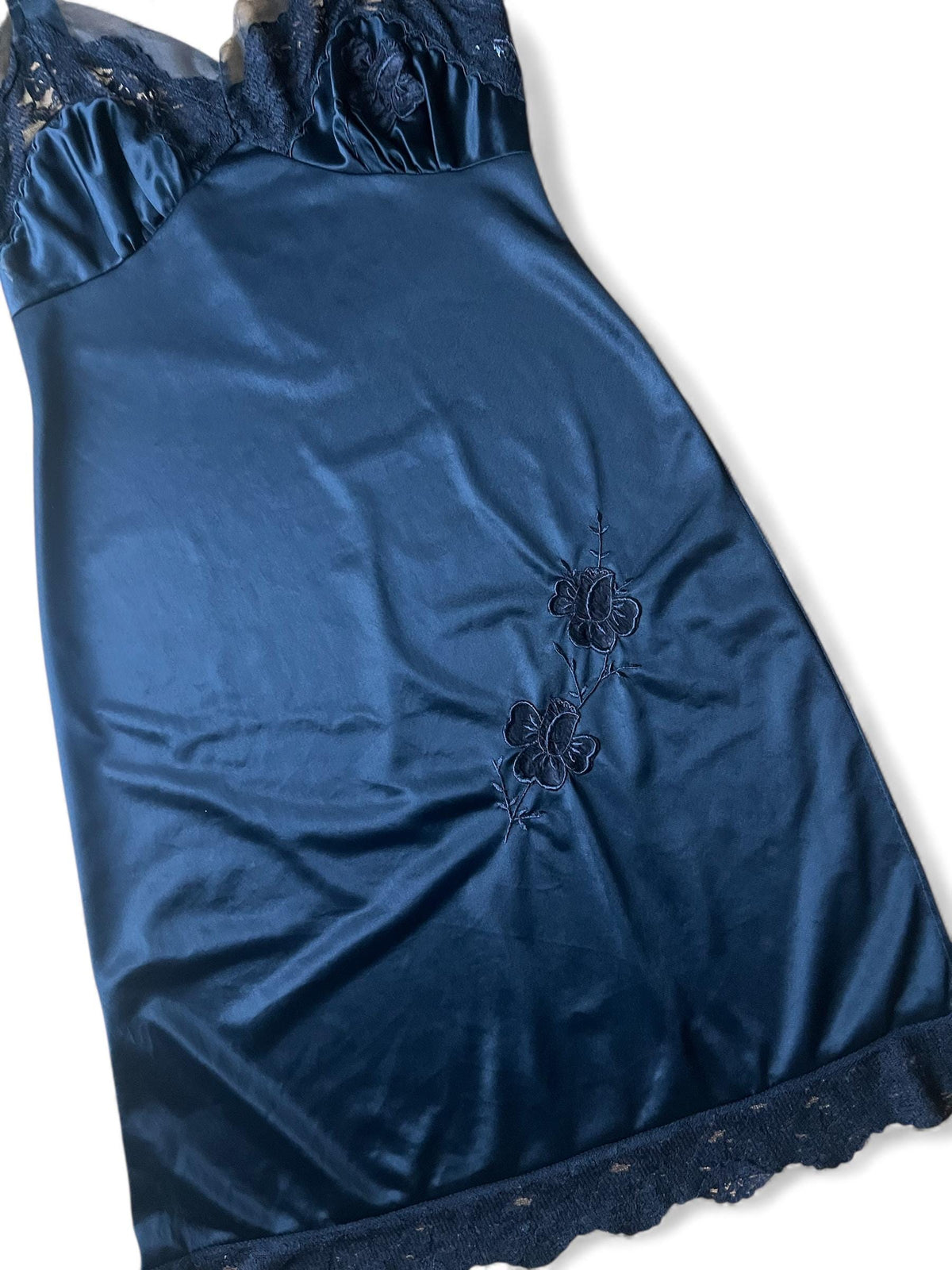 Slipdress nero con piccolo ricamo e coppe arricciate