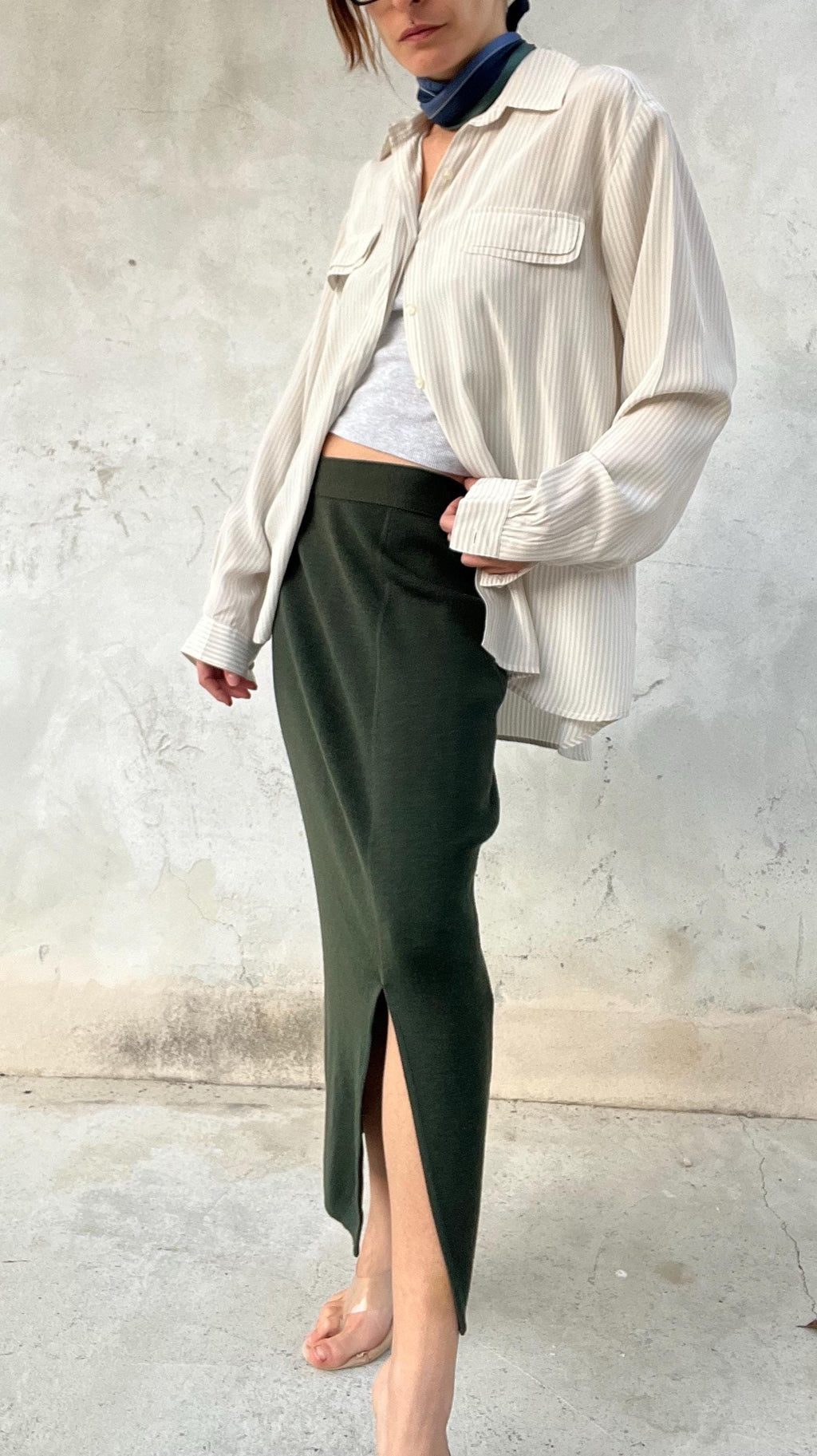 Gonna di misto lana verde scuro di maglia con spacchetto laterale