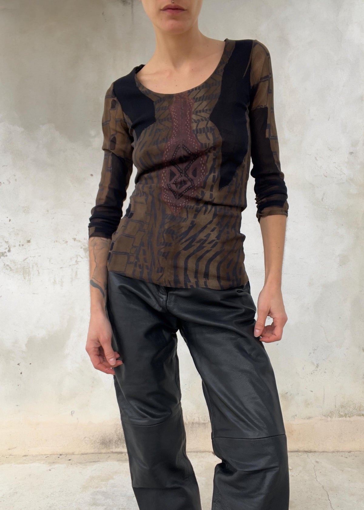 Top tulle mesh stampato tribale con manica 3 / 4 arricciata