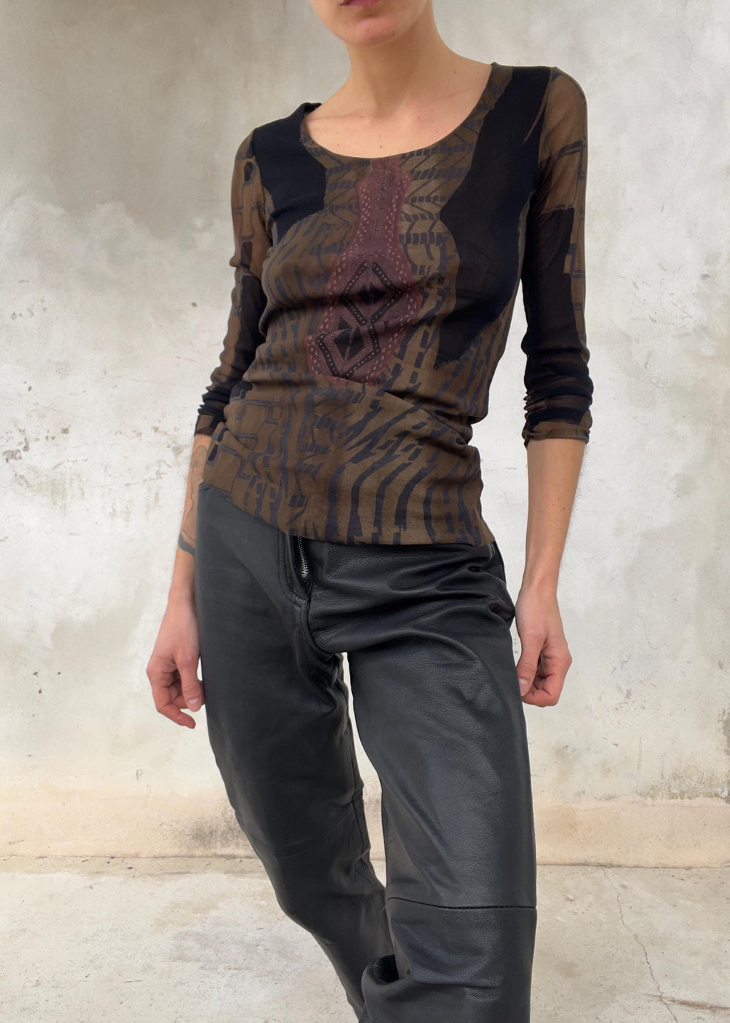 Top tulle mesh stampato tribale con manica 3 / 4 arricciata