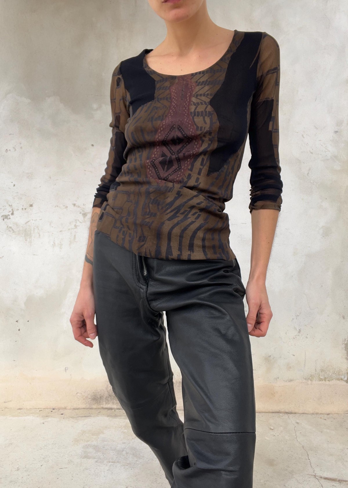 Top tulle mesh stampato tribale con manica 3 / 4 arricciata