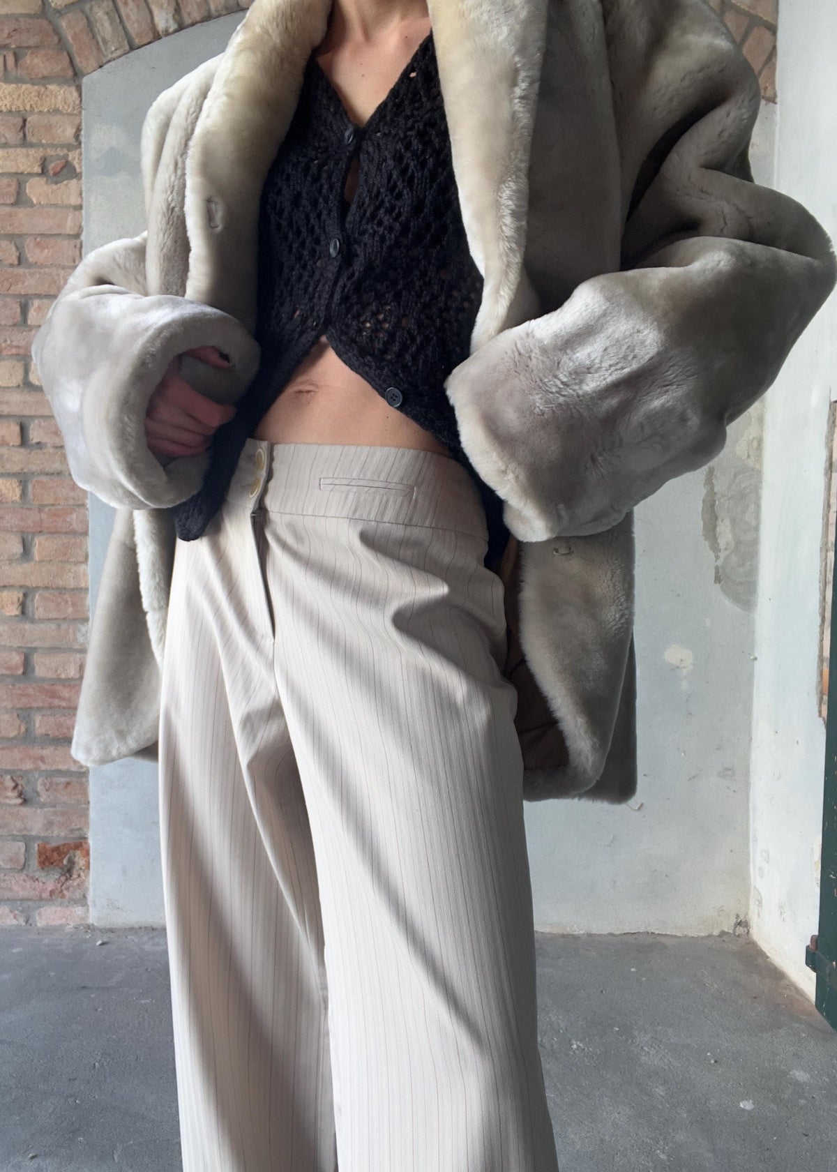 Pantaloni chiari gessati ampi