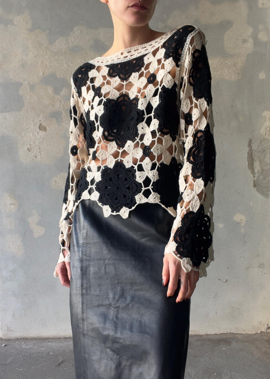 Top a manica lunga crochet bianco e nero