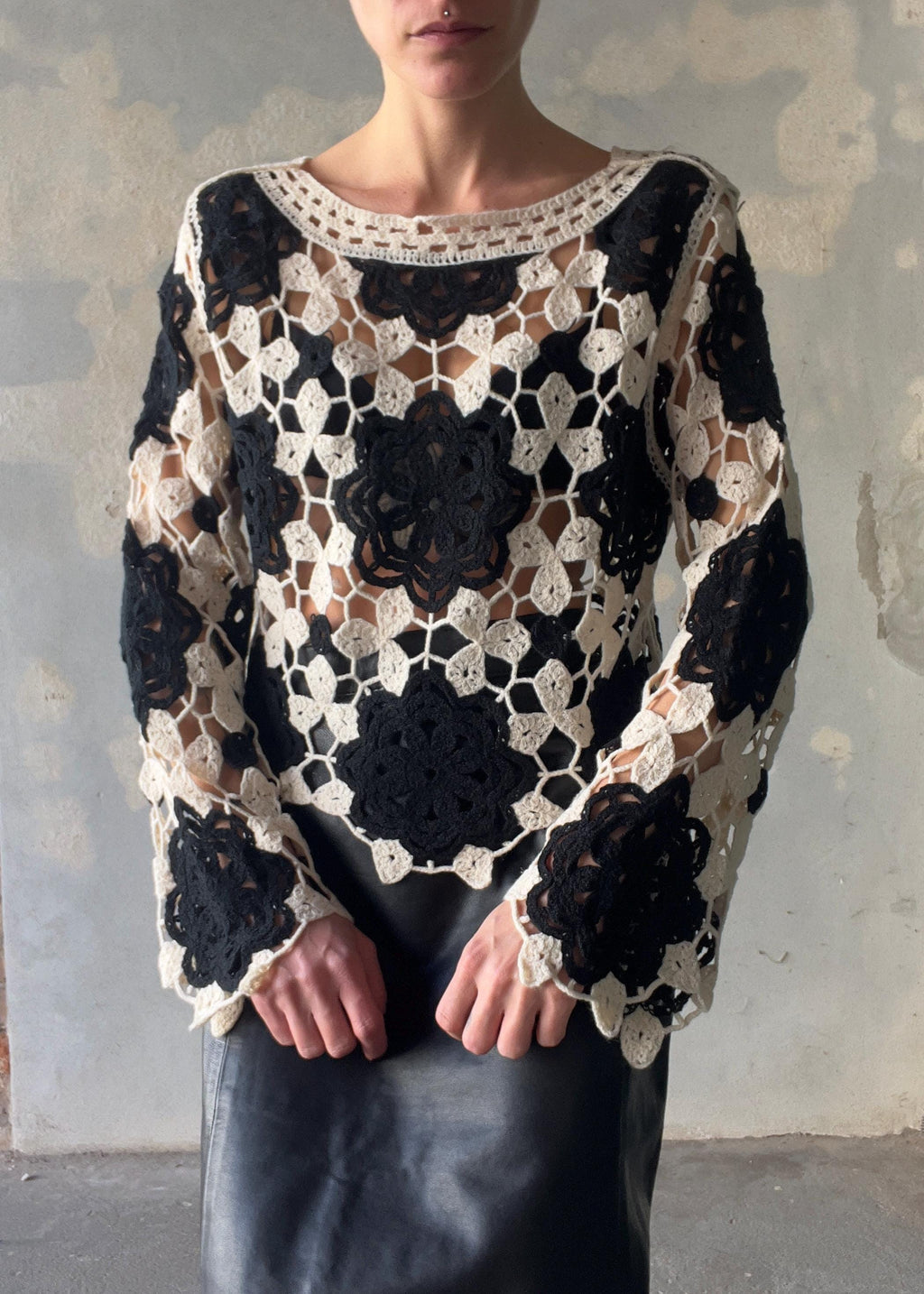 Top a manica lunga crochet bianco e nero