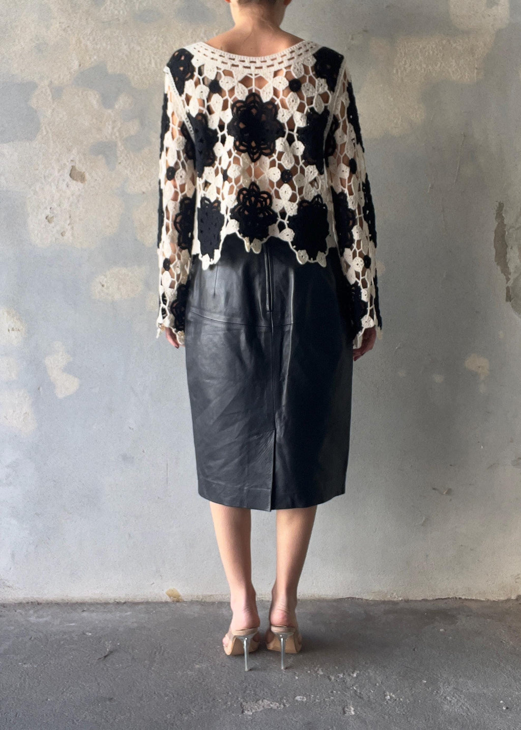 Top a manica lunga crochet bianco e nero