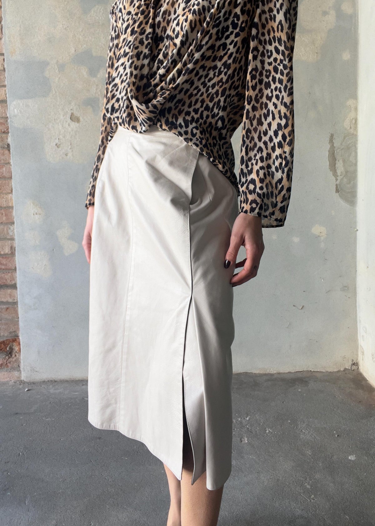 Gonna vintage in pelle panna con snap metallici e interno foderato in tessuto blu gessato