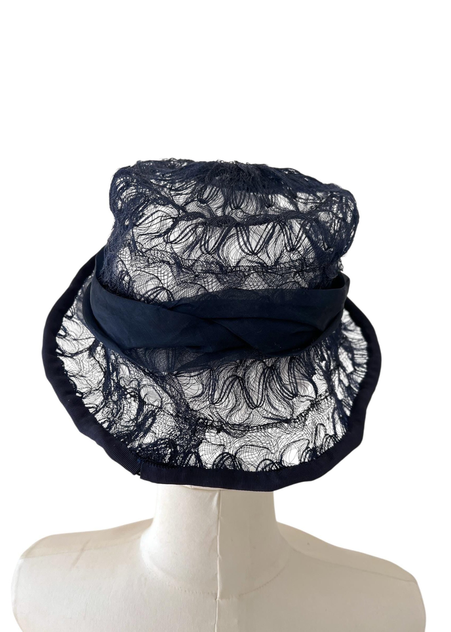 Cappellino lavorato con quello che sembra un filo di nylon con fantasia aperta