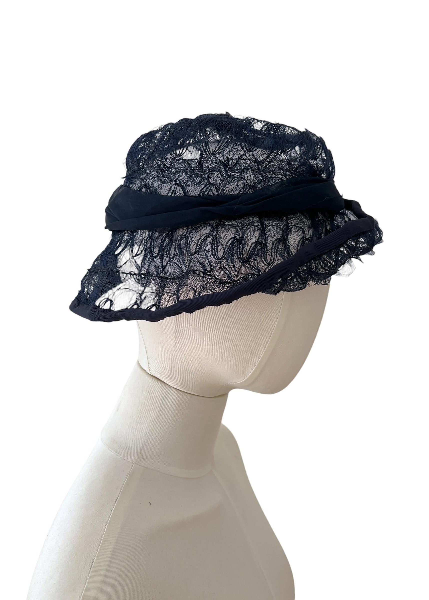 Cappellino lavorato con quello che sembra un filo di nylon con fantasia aperta