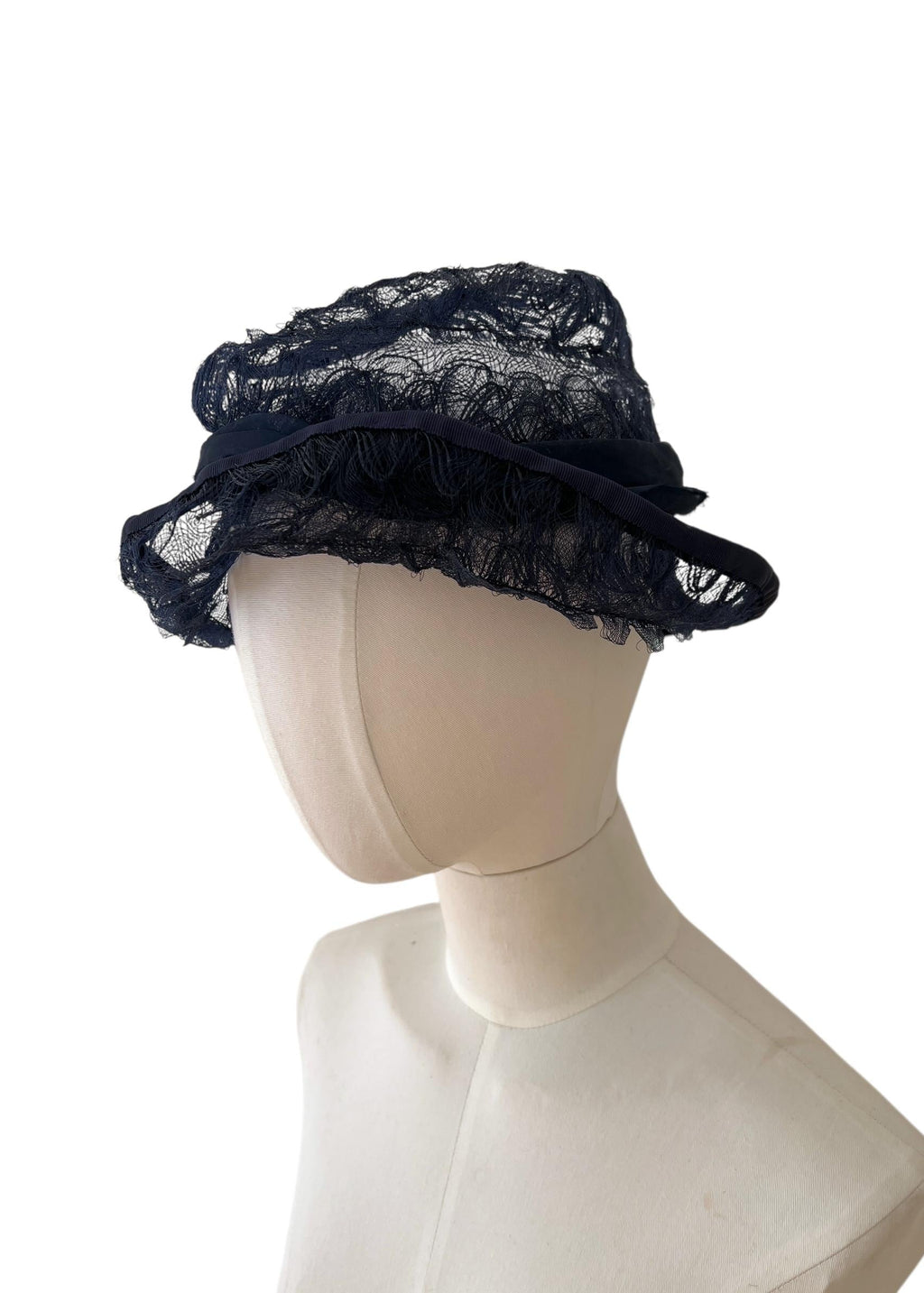 Cappellino lavorato con quello che sembra un filo di nylon con fantasia aperta